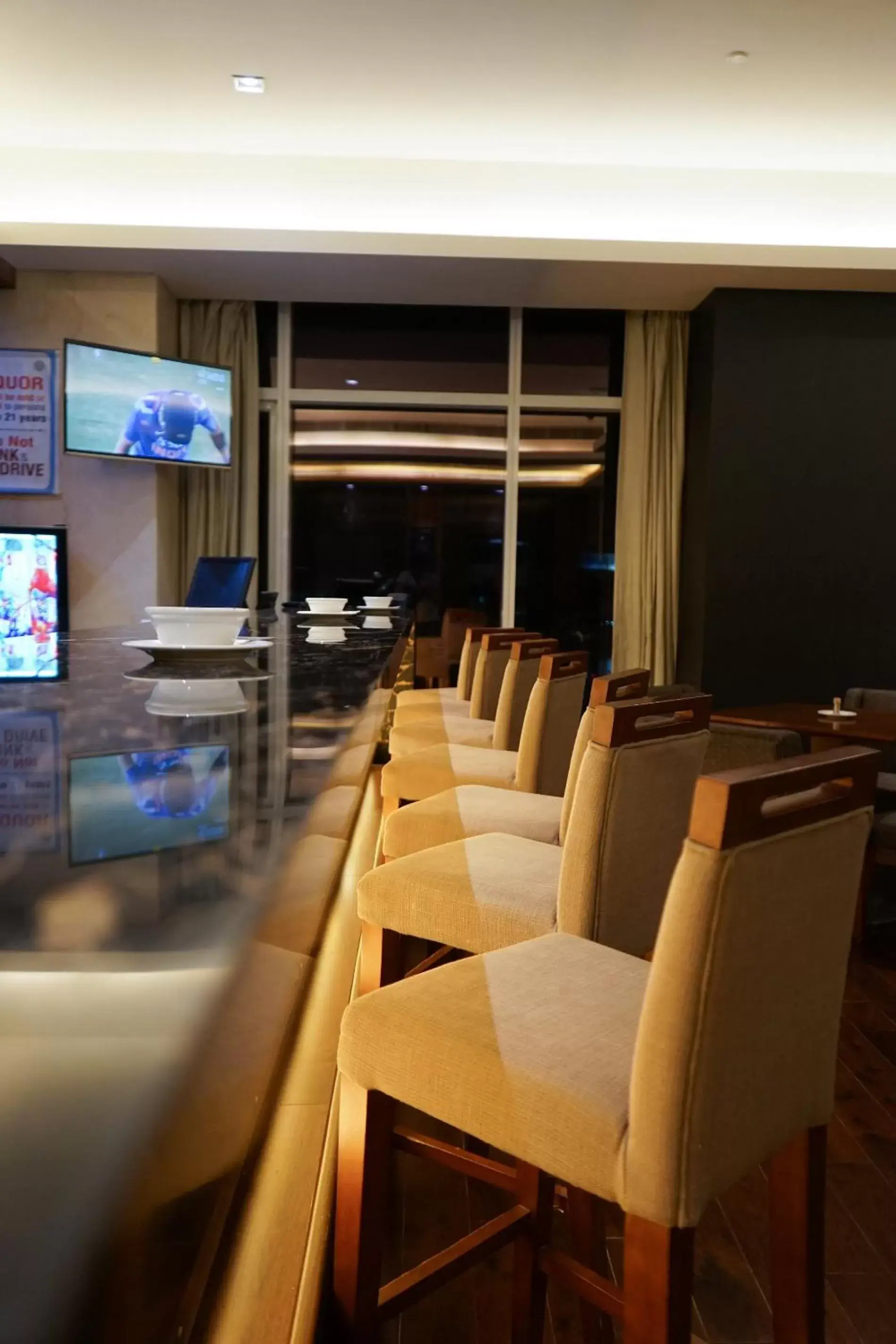 Lounge or bar, Restaurant/Places to Eat in Oakwood Residence Kapil Hyderabad