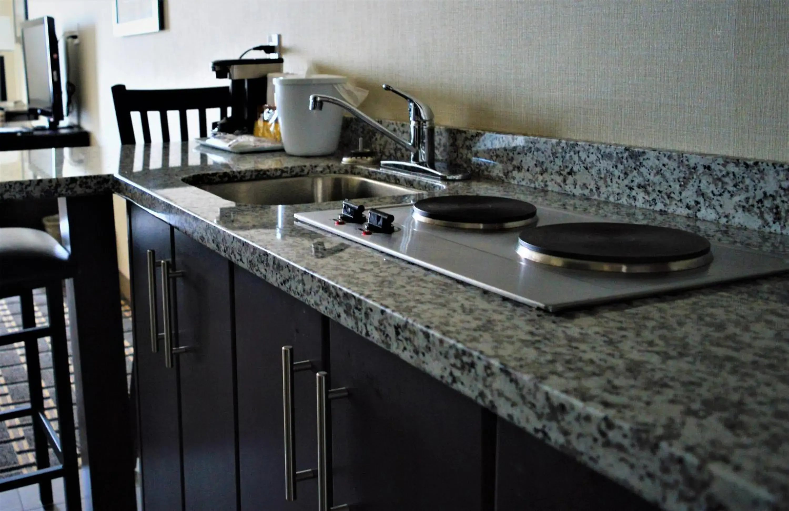 Kitchen/Kitchenette in Sigma Inn & Suites