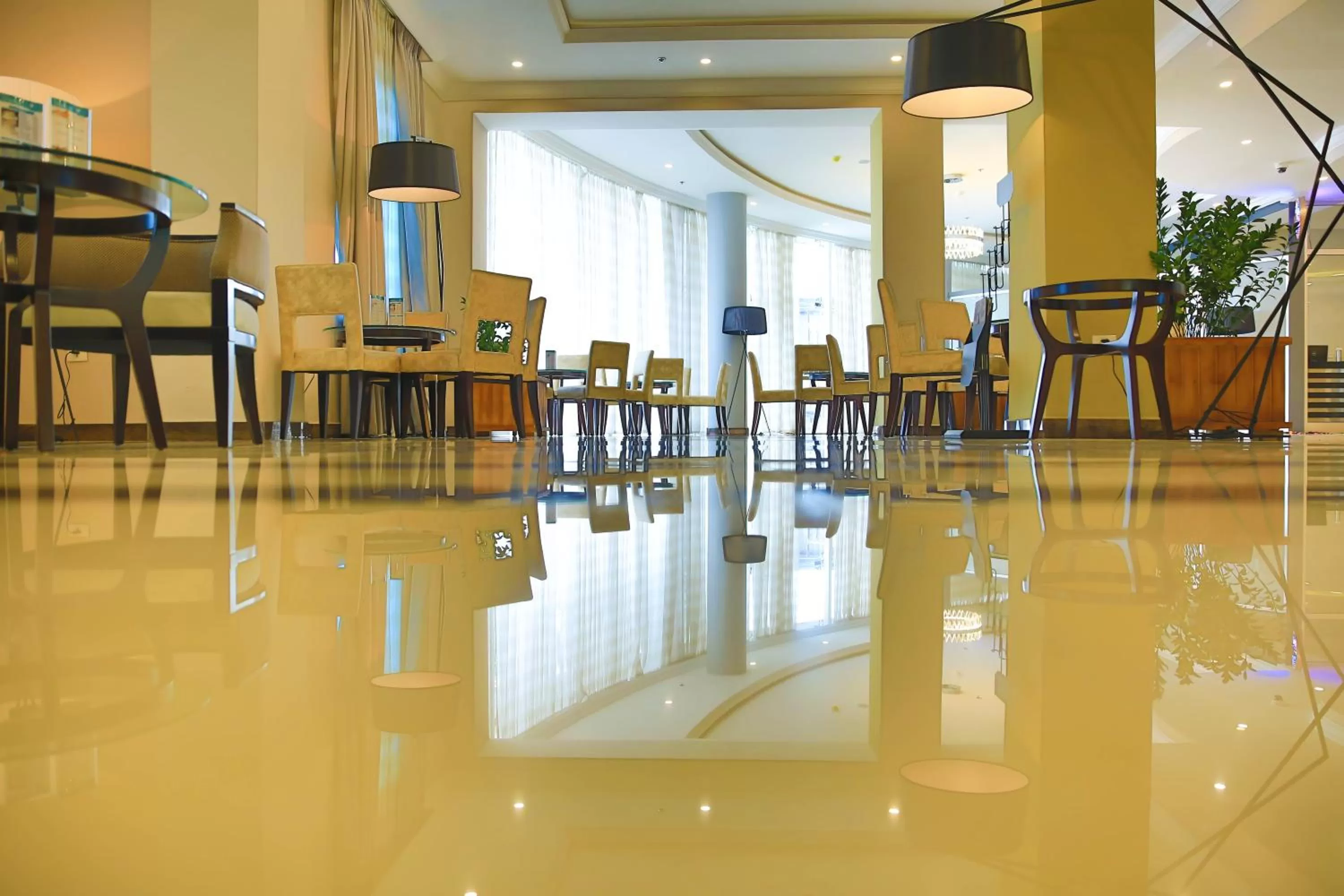 Restaurant/places to eat in Swiss Inn Nexus Hotel