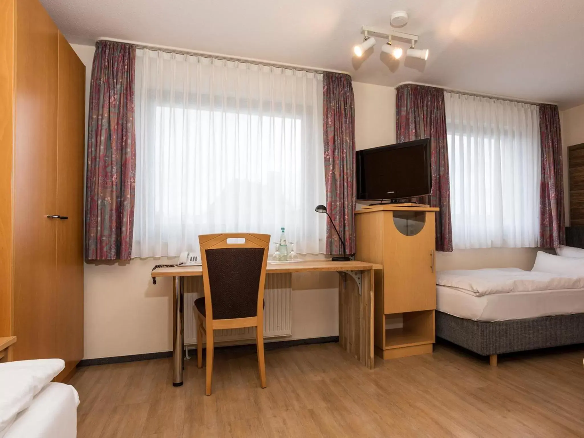 Economy Twin Room - single occupancy in Hotel & Wirtshaus Hansen Economy Twin Room - single occupancy in Hotel & Wirtshaus Hansen