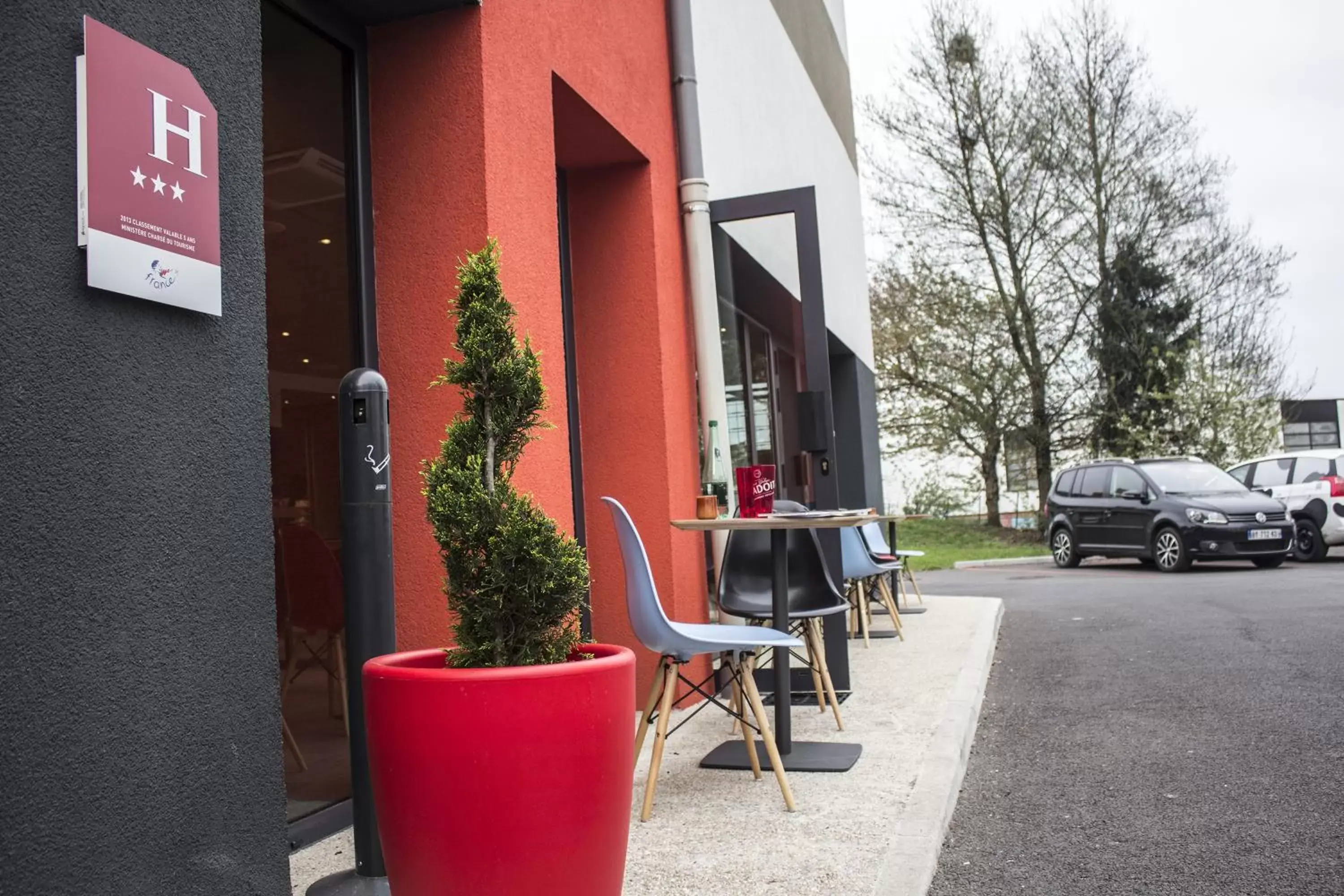 Facade/entrance, Property Building in ibis Soissons