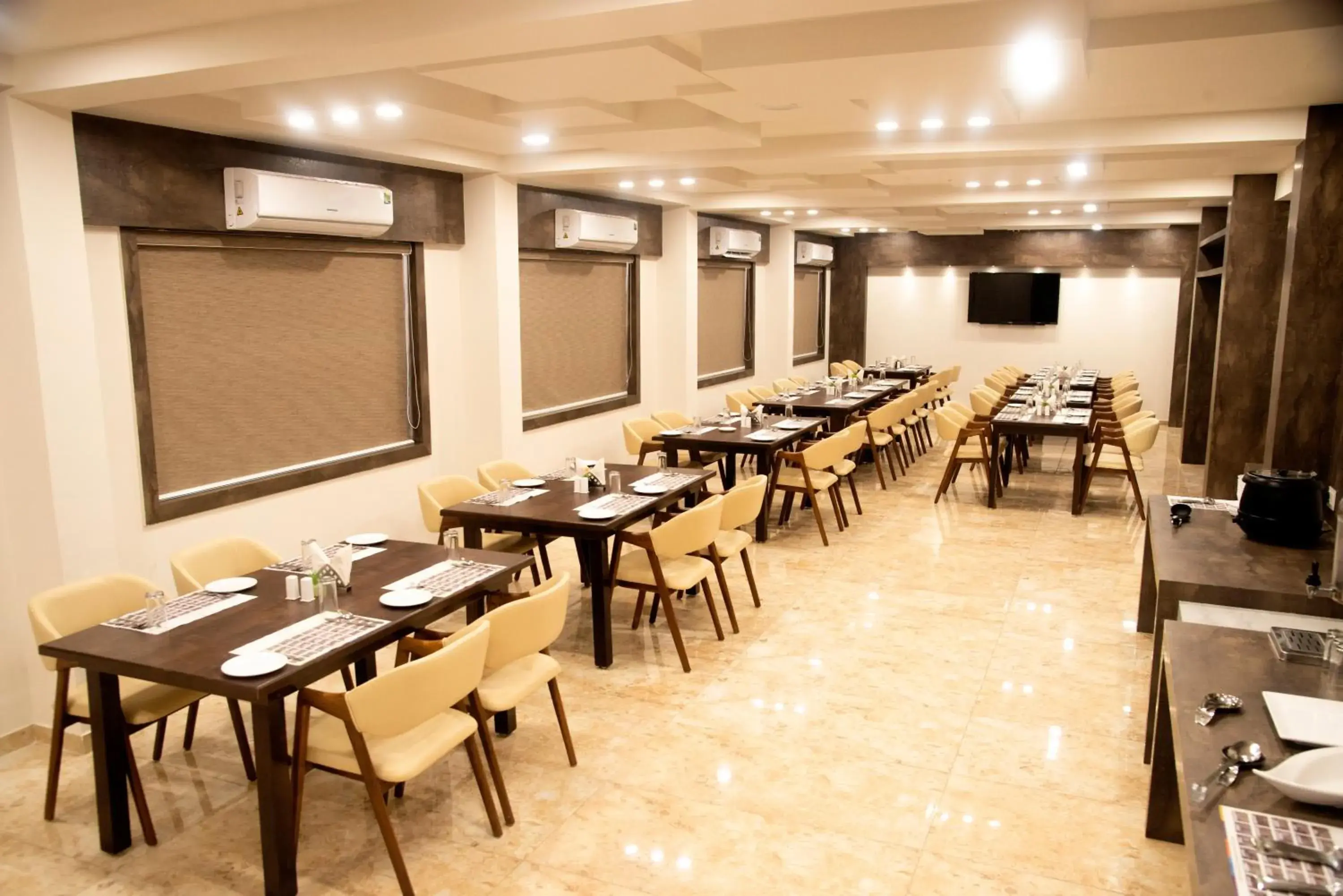 Restaurant/Places to Eat in Click Hotel Tulsi