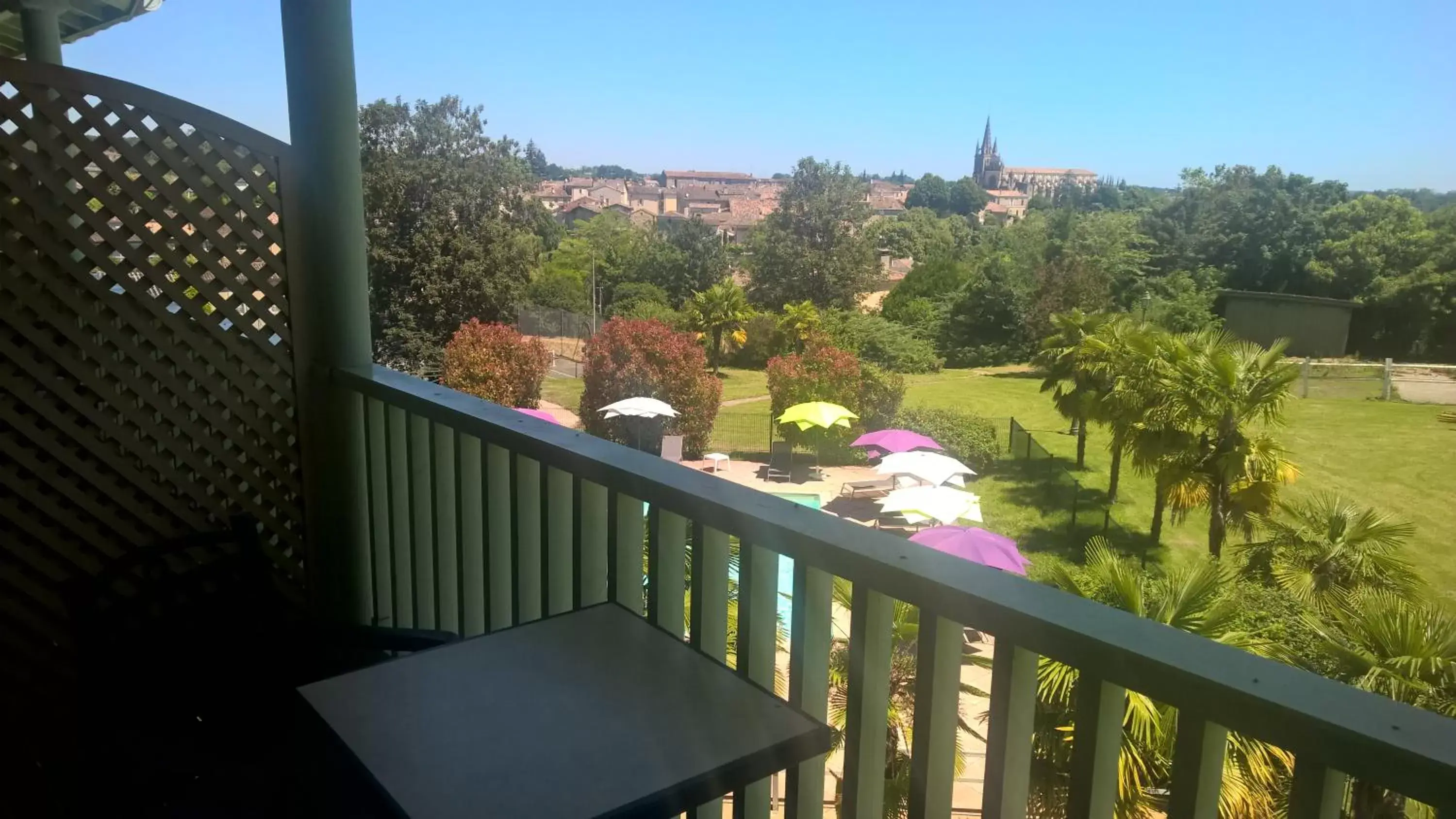 Garden view, Balcony/Terrace in Logis Domaine de Fompeyre