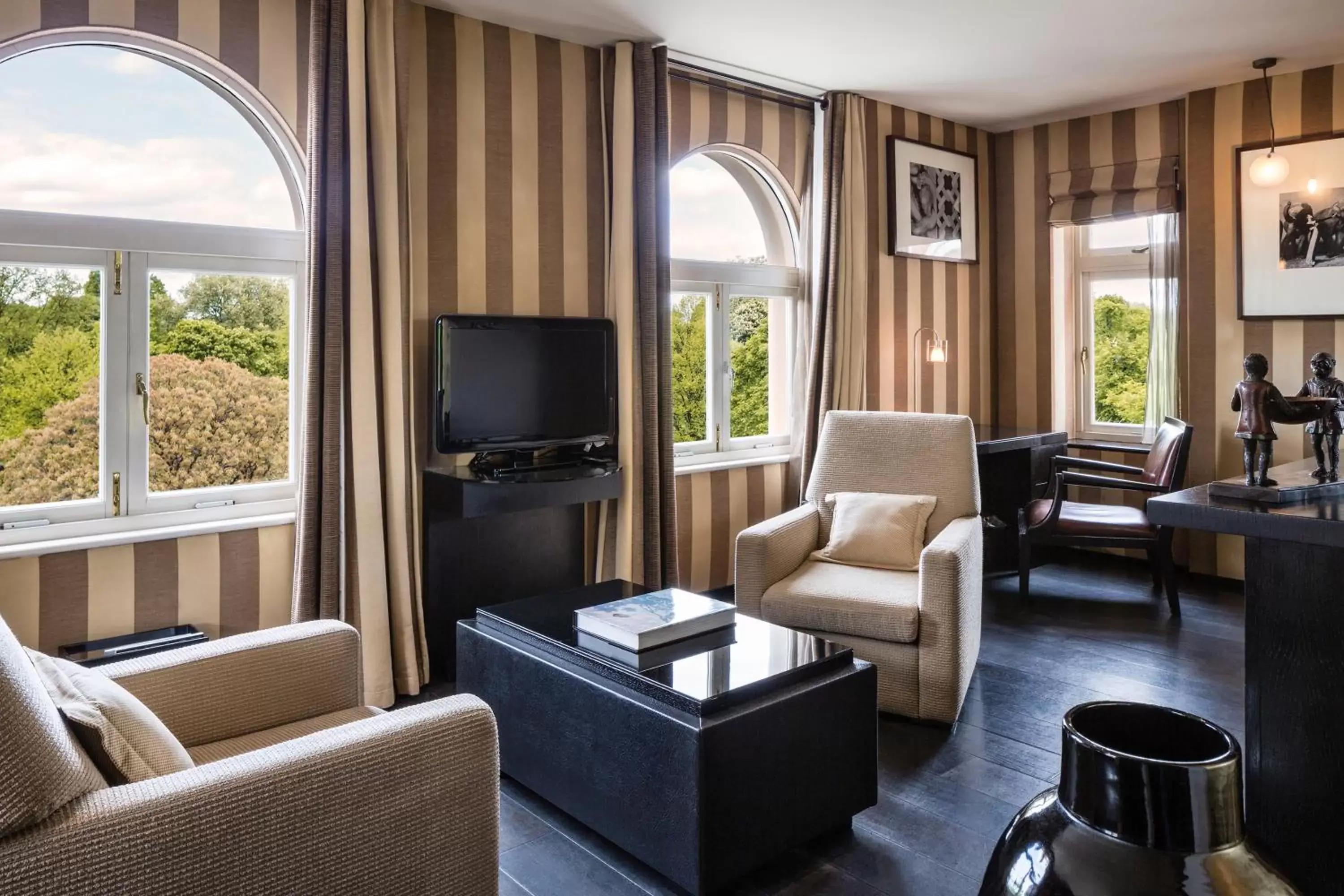TV and multimedia, Seating Area in Baglioni Hotel London - The Leading Hotels of the World