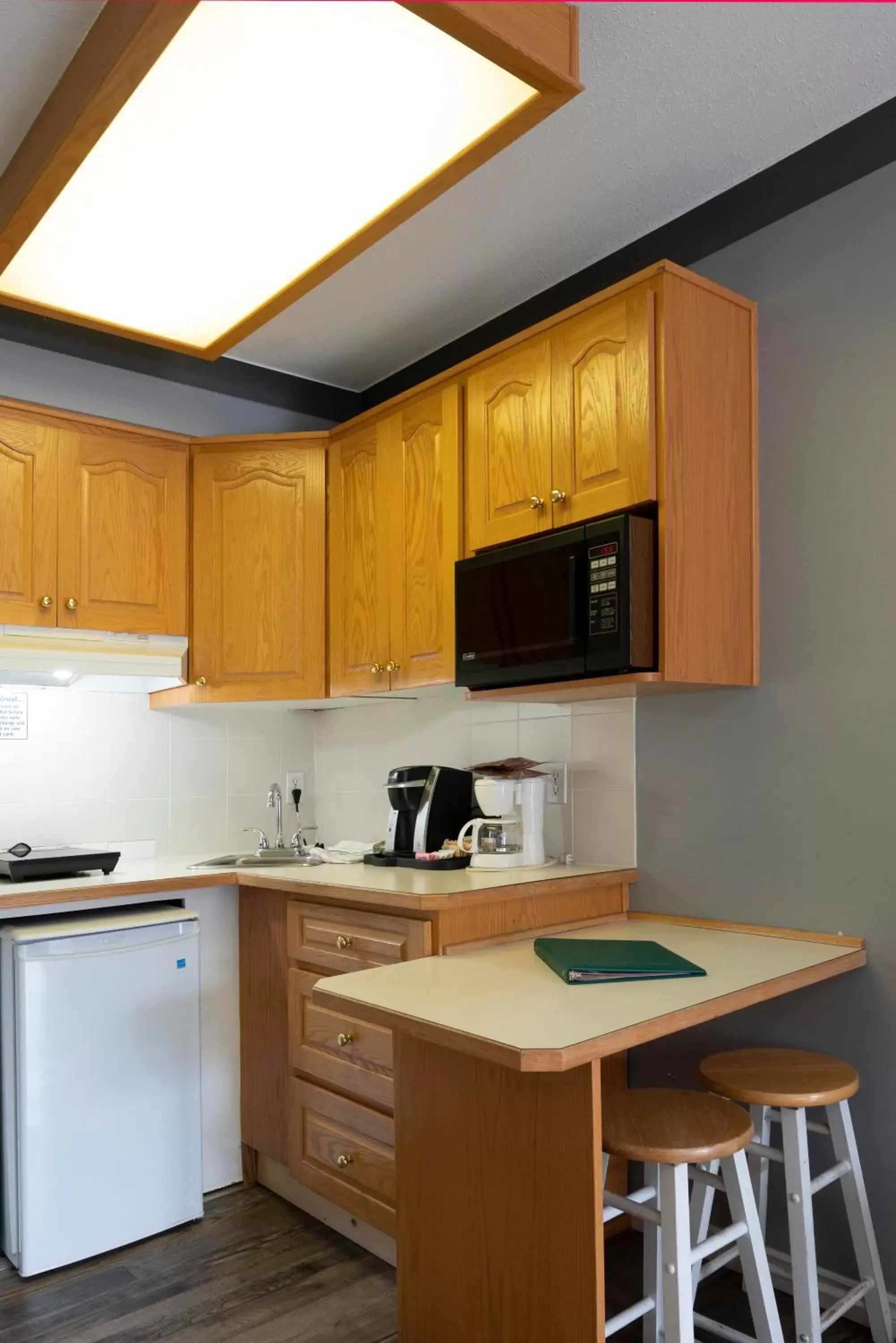 Coffee/tea facilities, Kitchen/Kitchenette in Tiki Shores Inn & Suites