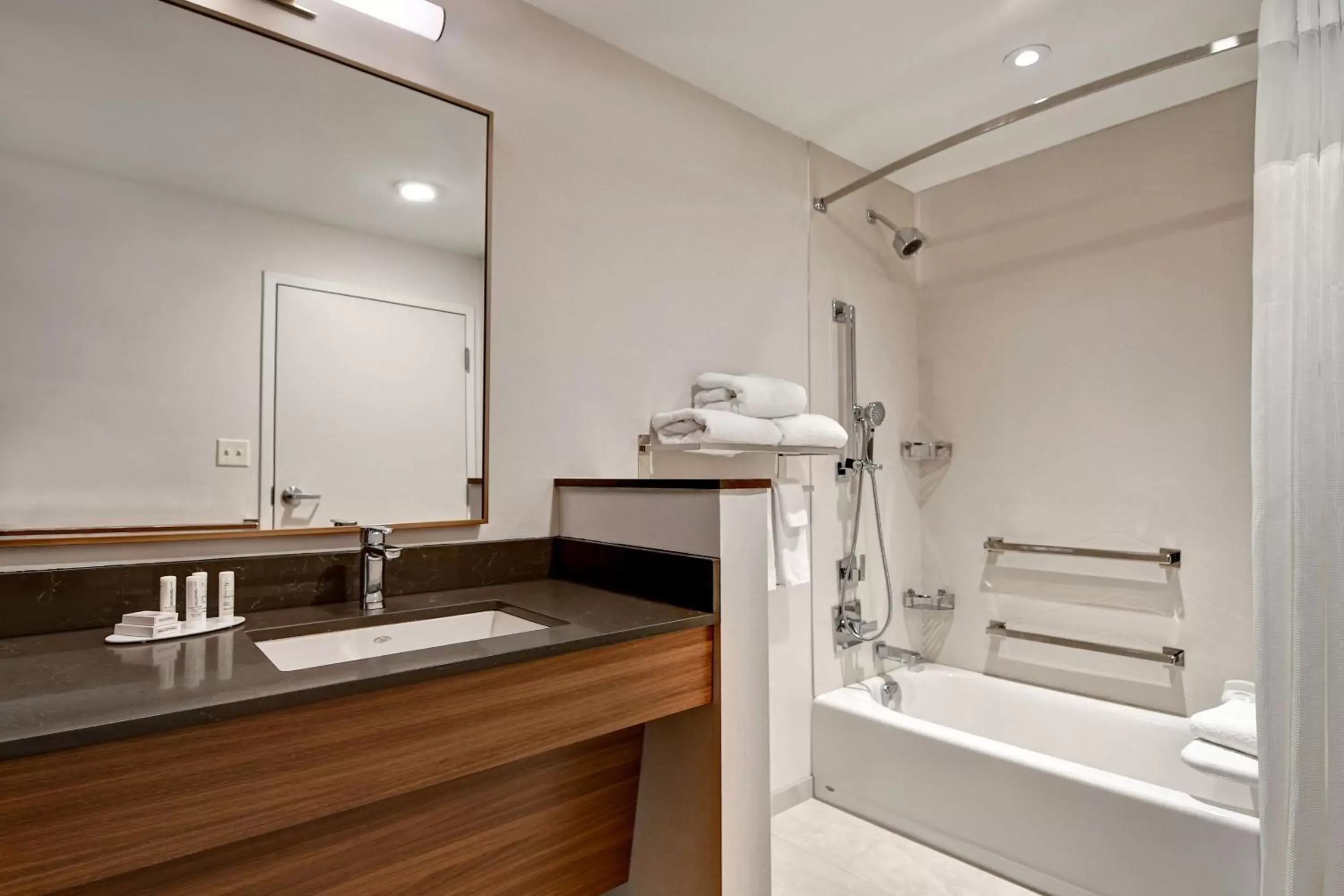 Bathroom in Fairfield Inn & Suites by Marriott Selinsgrove