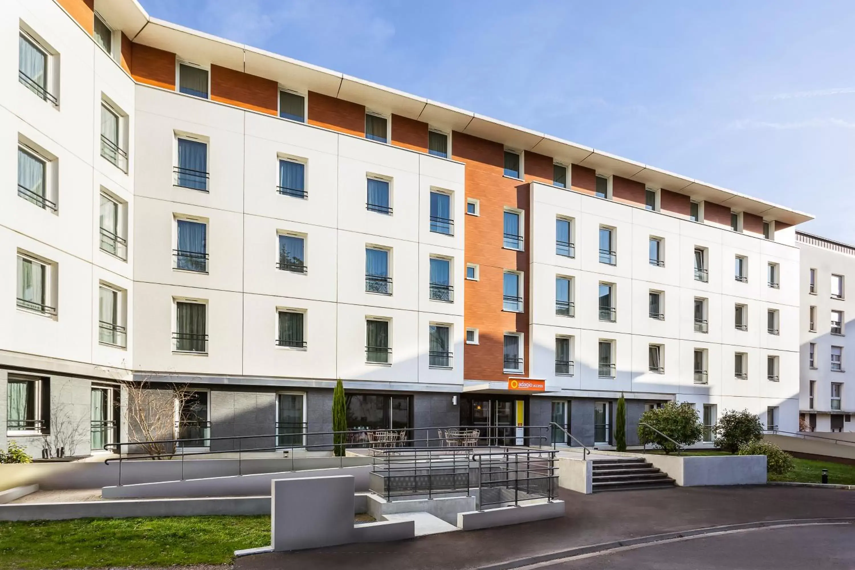 Facade/entrance, Property Building in Aparthotel Adagio Access Orléans