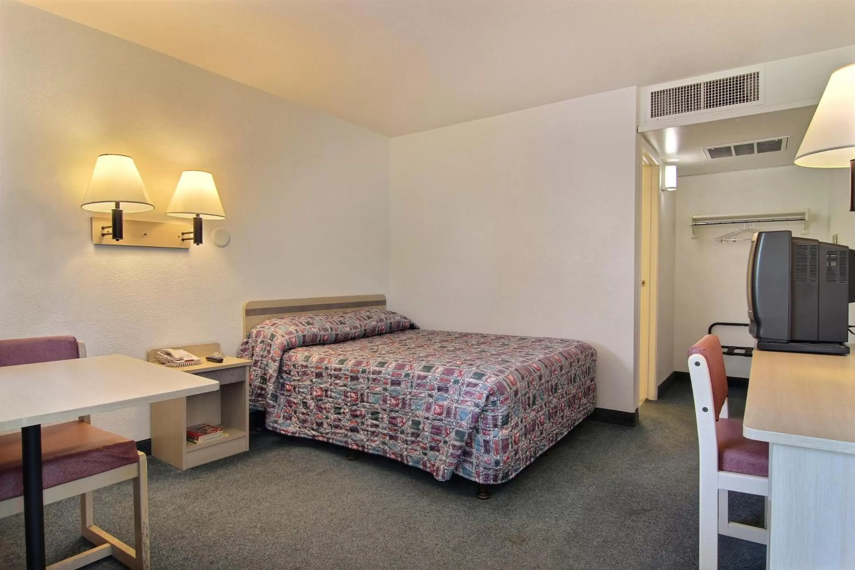 Photo of the whole room, Bed in Motel 6-Grants, NM