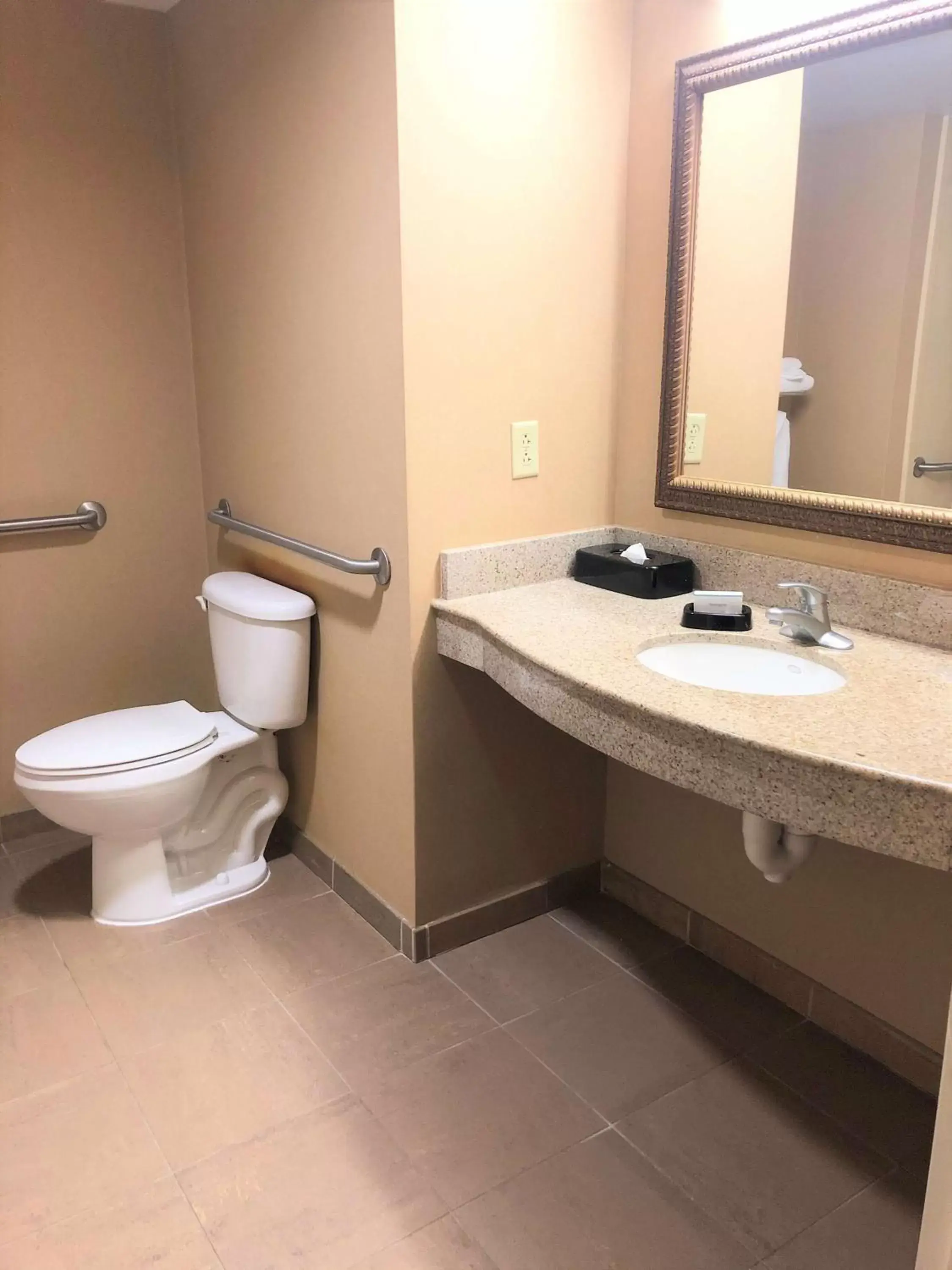 Bathroom in Hampton Inn & Suites Norfolk-Airport