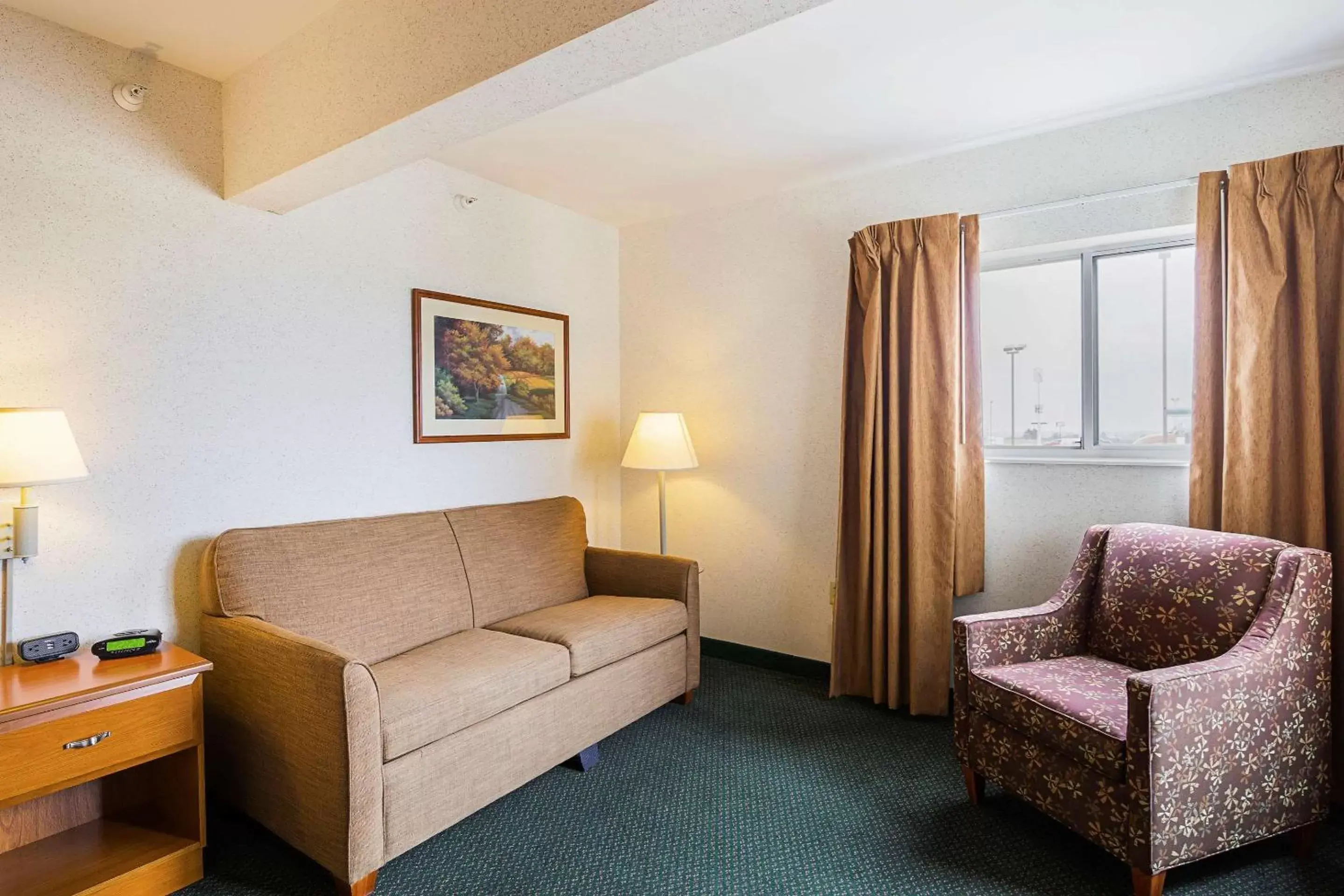 Photo of the whole room, Seating Area in Quality Inn & Suites Belmont Route 151