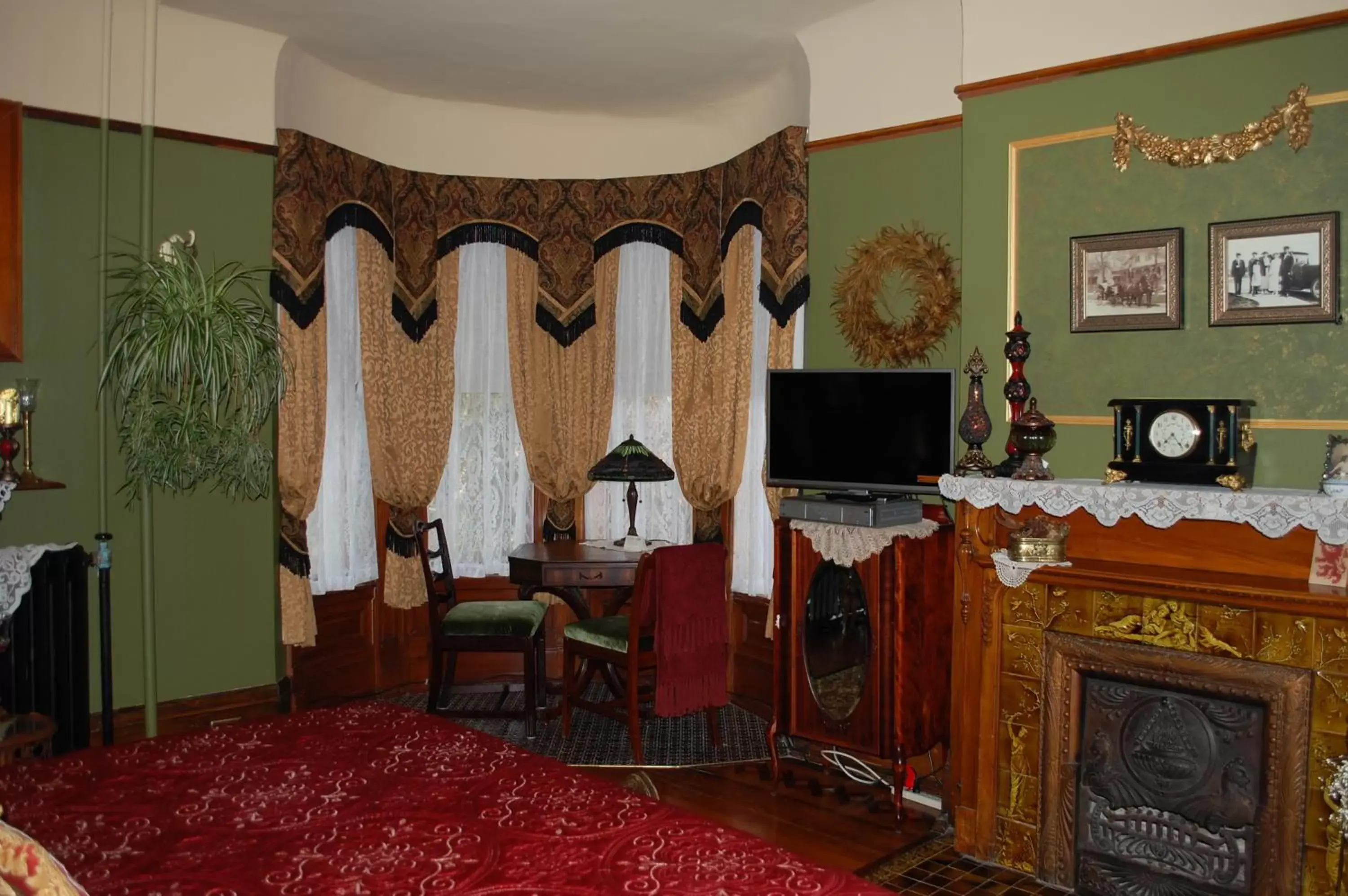 Seating area, TV/Entertainment Center in Schuster Mansion Bed & Breakfast