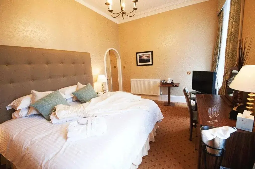 Photo of the whole room, Bed in Mackays Hotel