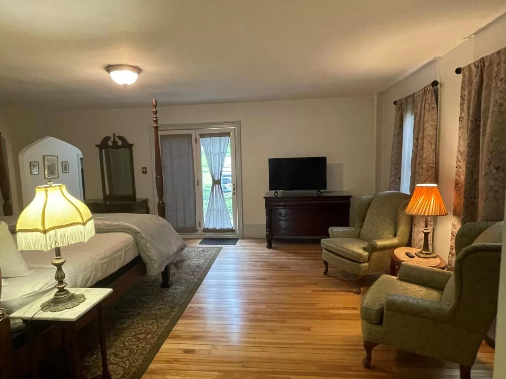 Seating area, Bed in Arlington Inn & Spa