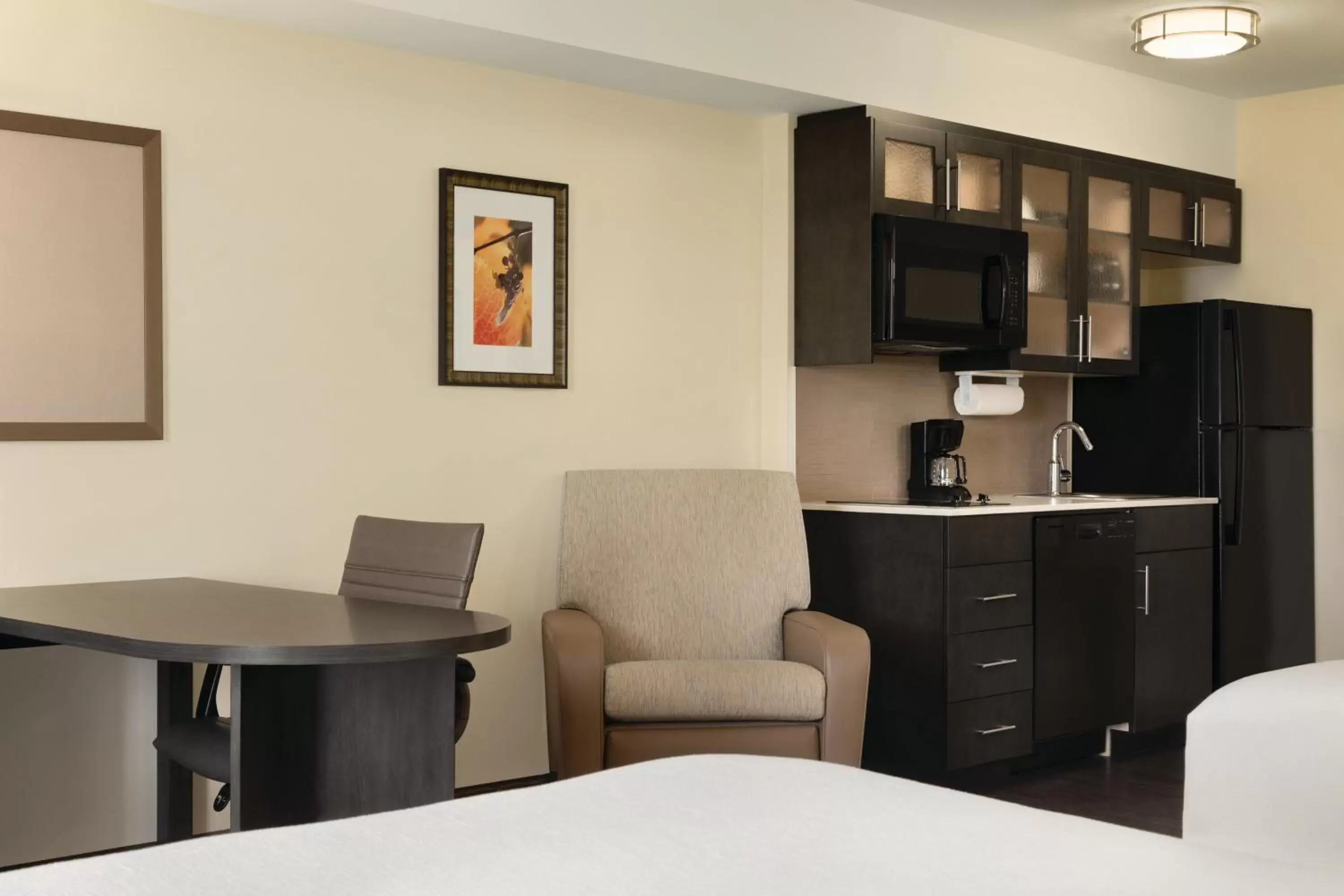 Kitchen or kitchenette, Seating Area in Park Inn by Radisson, Calgary Airport North, AB