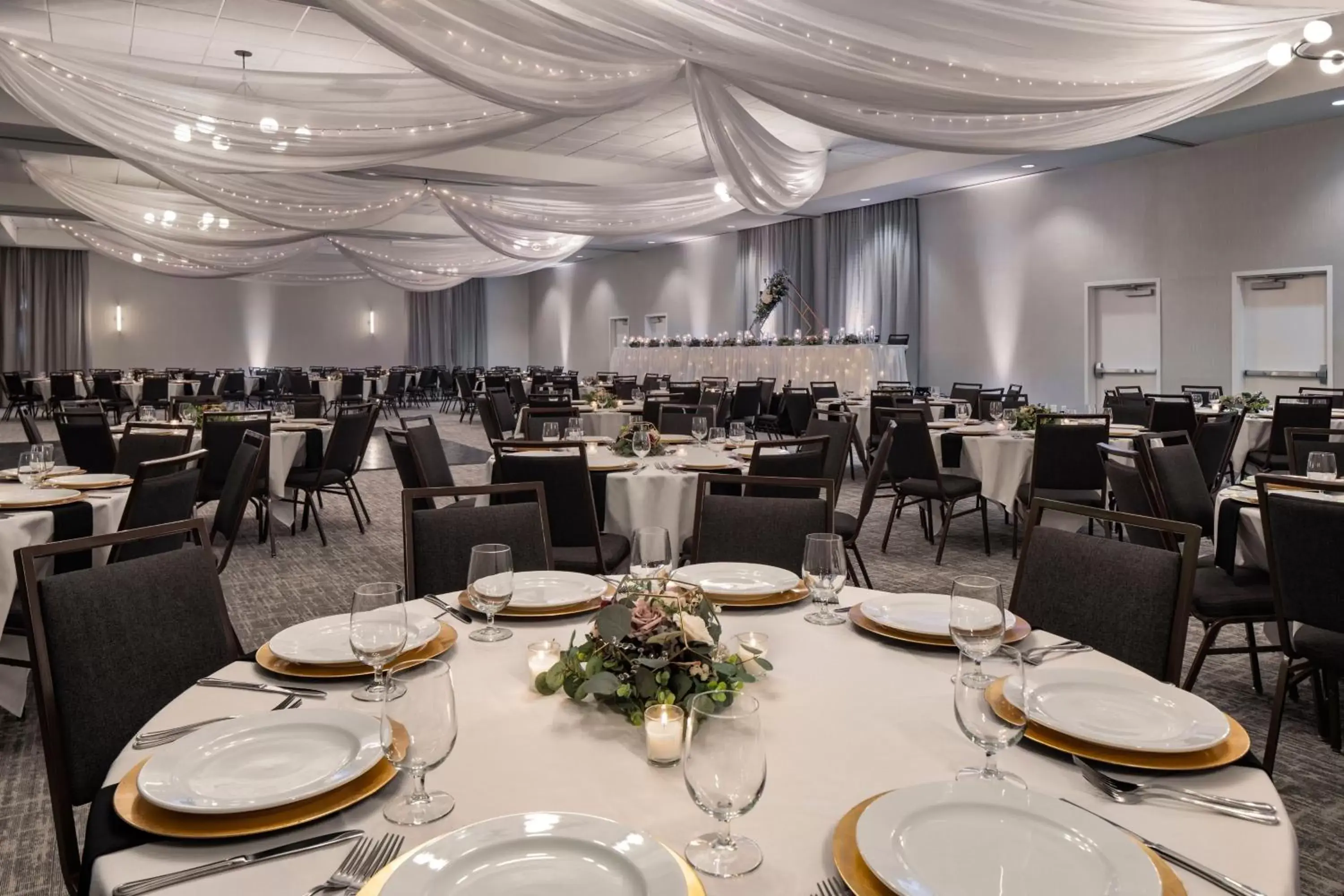Meeting/conference room, Restaurant/Places to Eat in Courtyard Mankato Hotel & Event Center