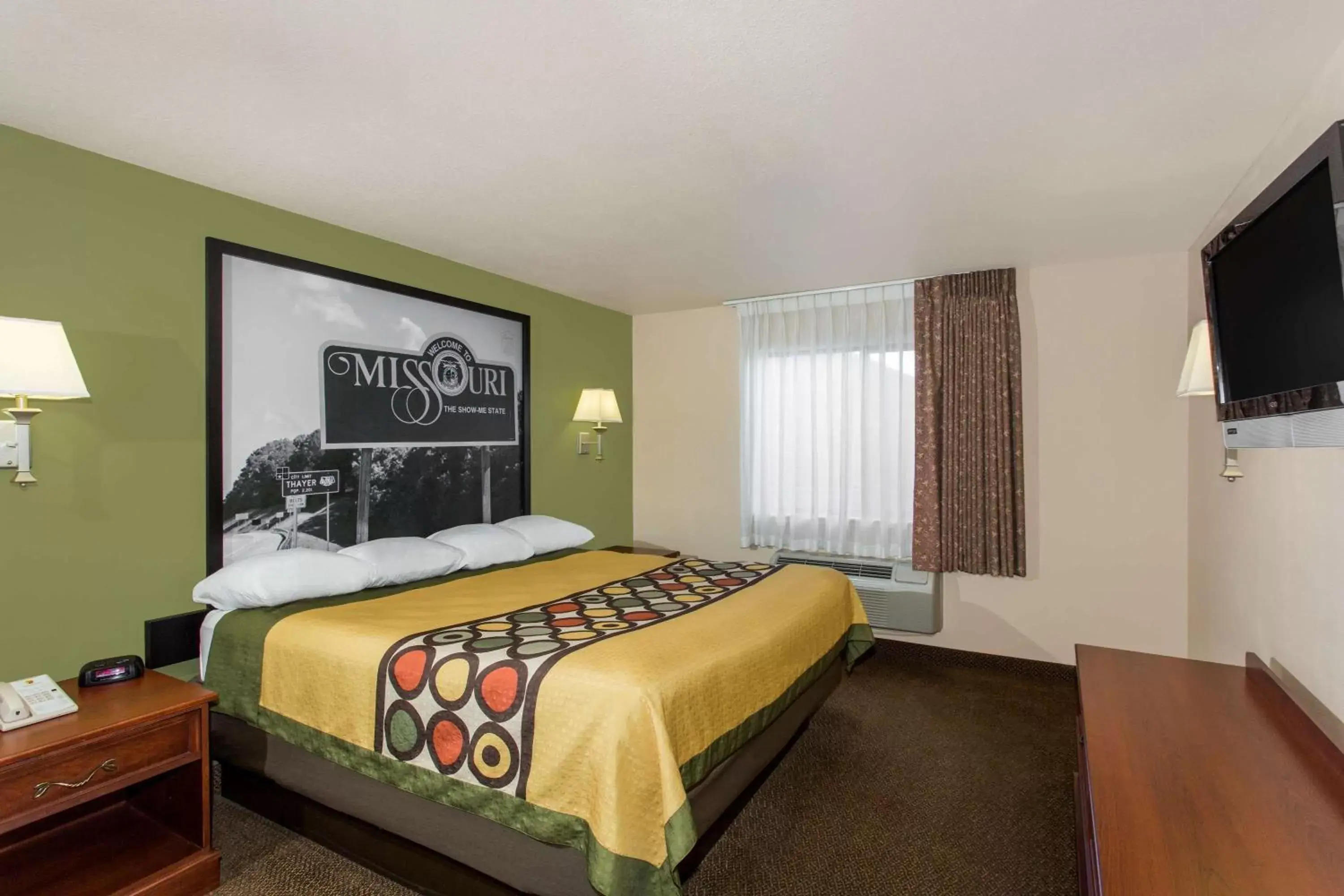 Photo of the whole room, Bed in Super 8 by Wyndham Perryville