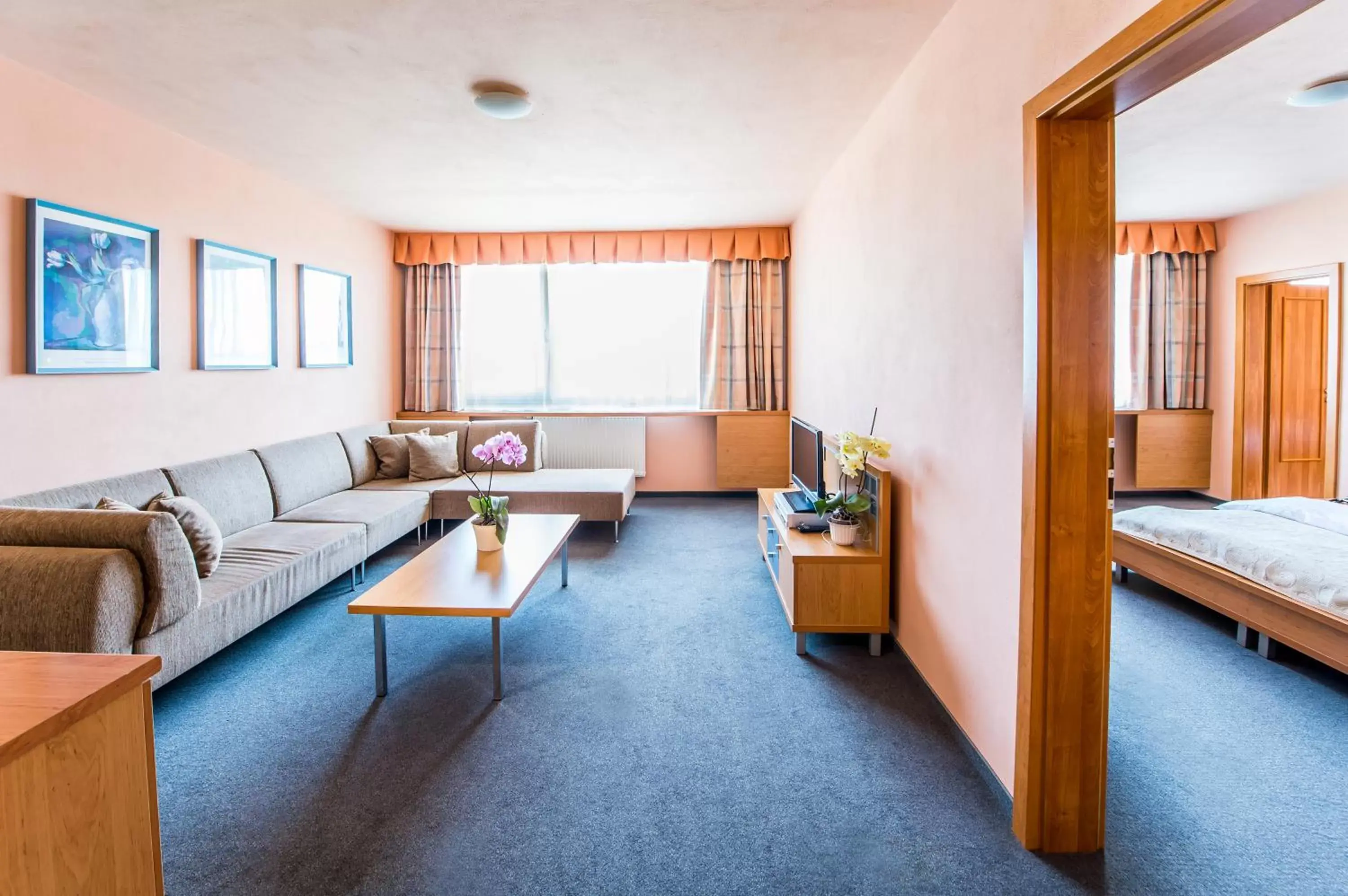 Kitchen or kitchenette, Seating Area in Hotel Cascade