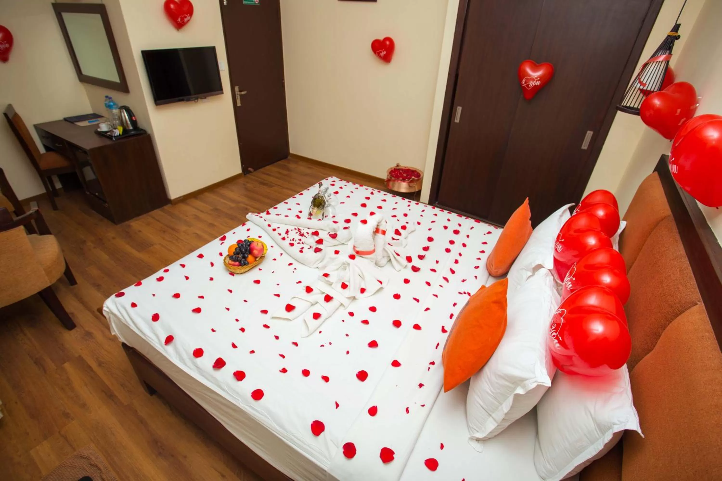 Bedroom, Bed in Hotel Jay Suites