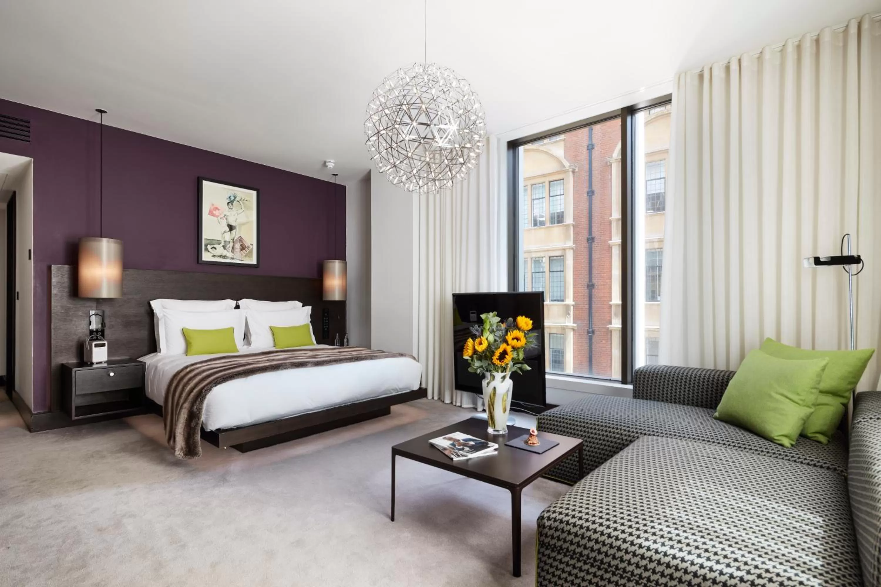 Photo of the whole room, Bed in South Place Hotel