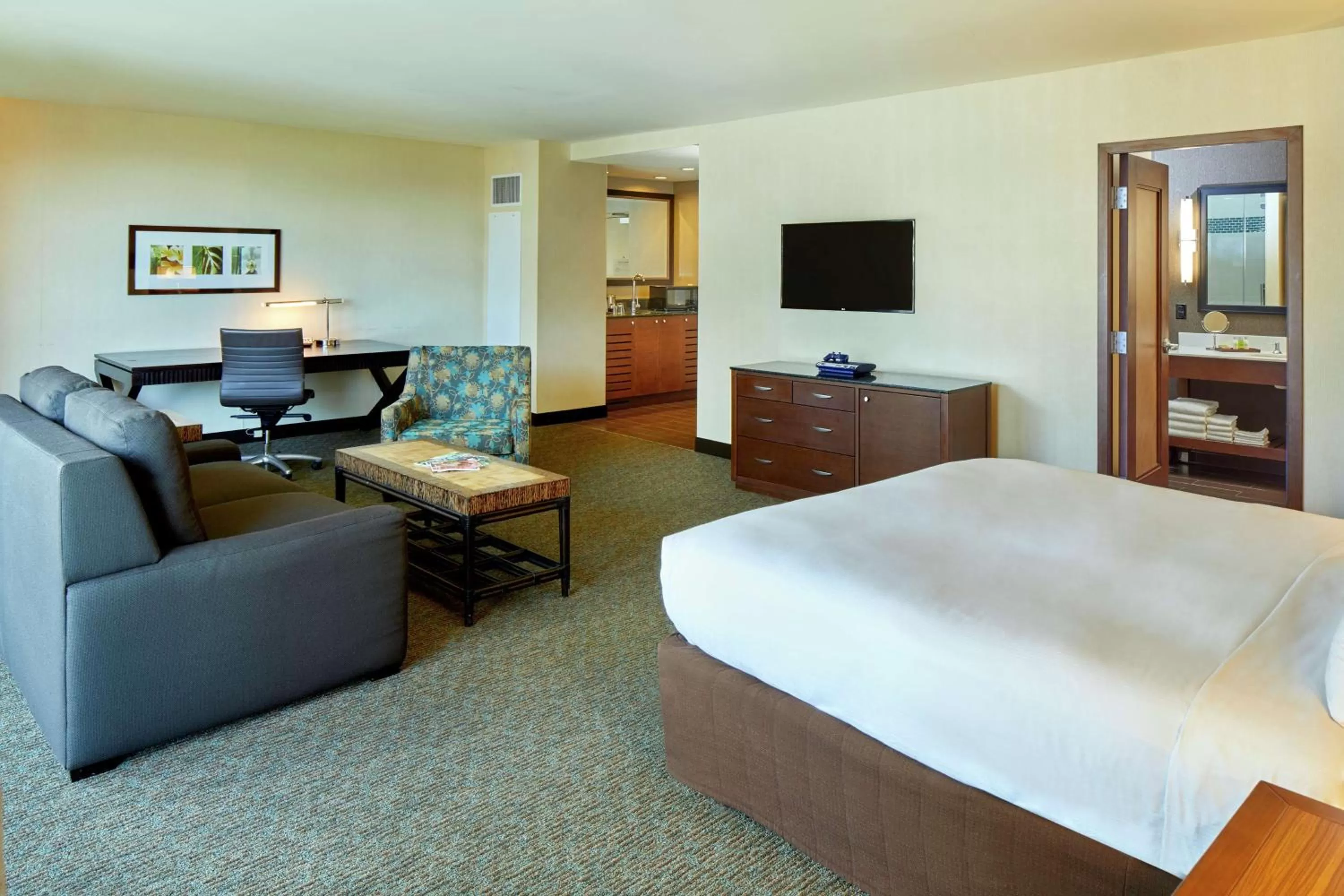 Bed in DoubleTree by Hilton Alana - Waikiki Beach