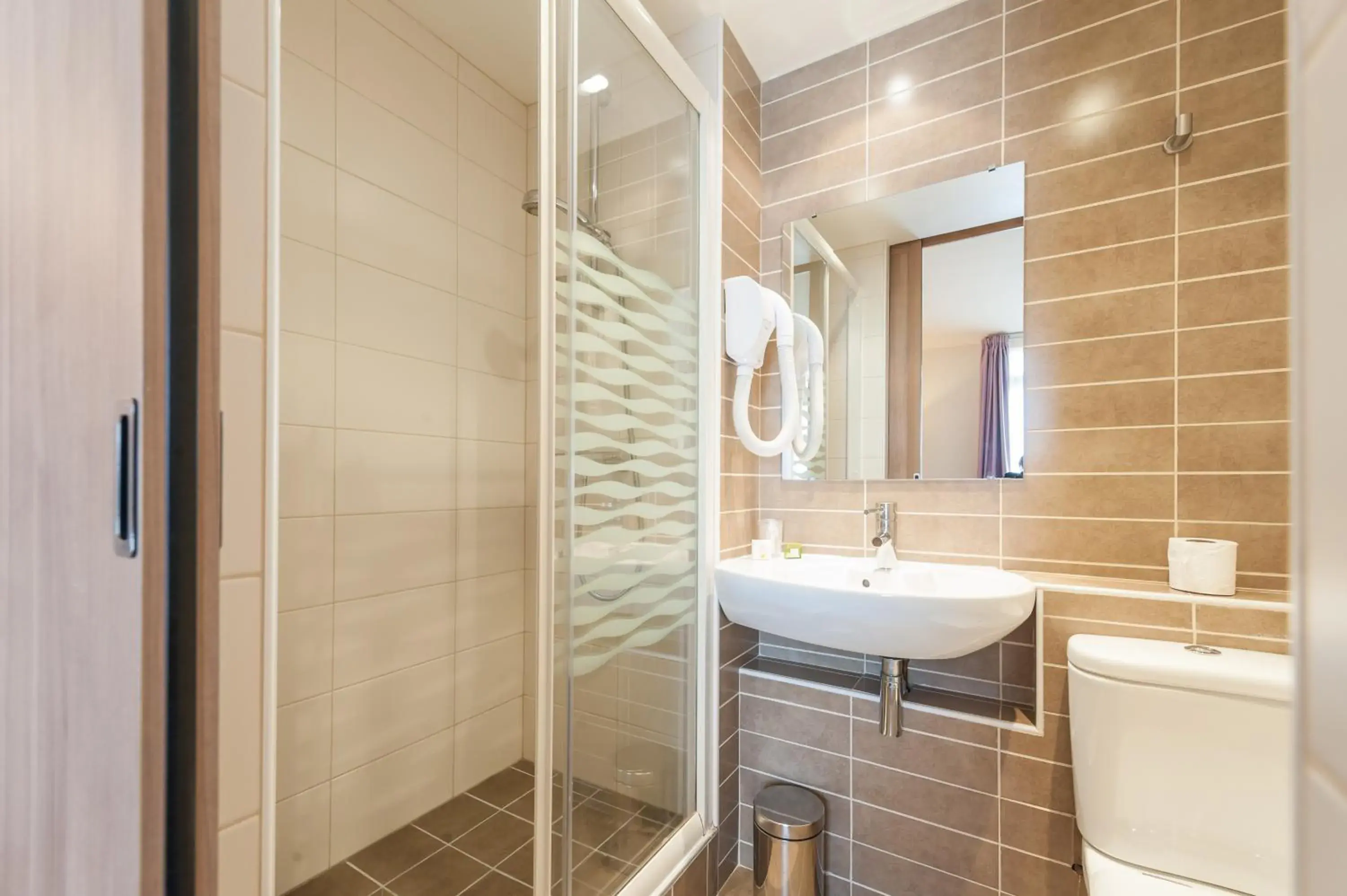 Shower, Bathroom in Hotel Atoll