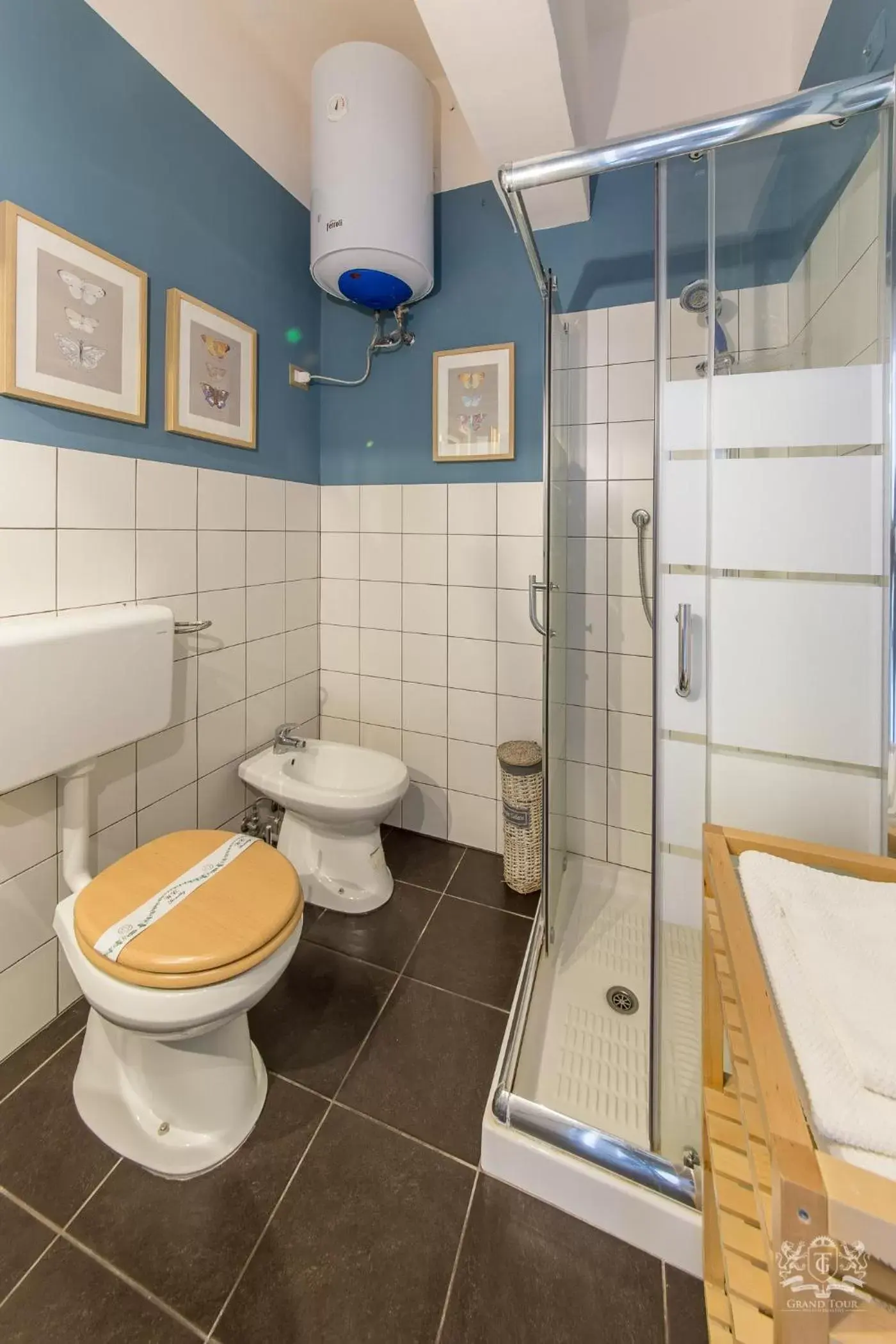 Bathroom in Grand Tour Design Guest House Catania