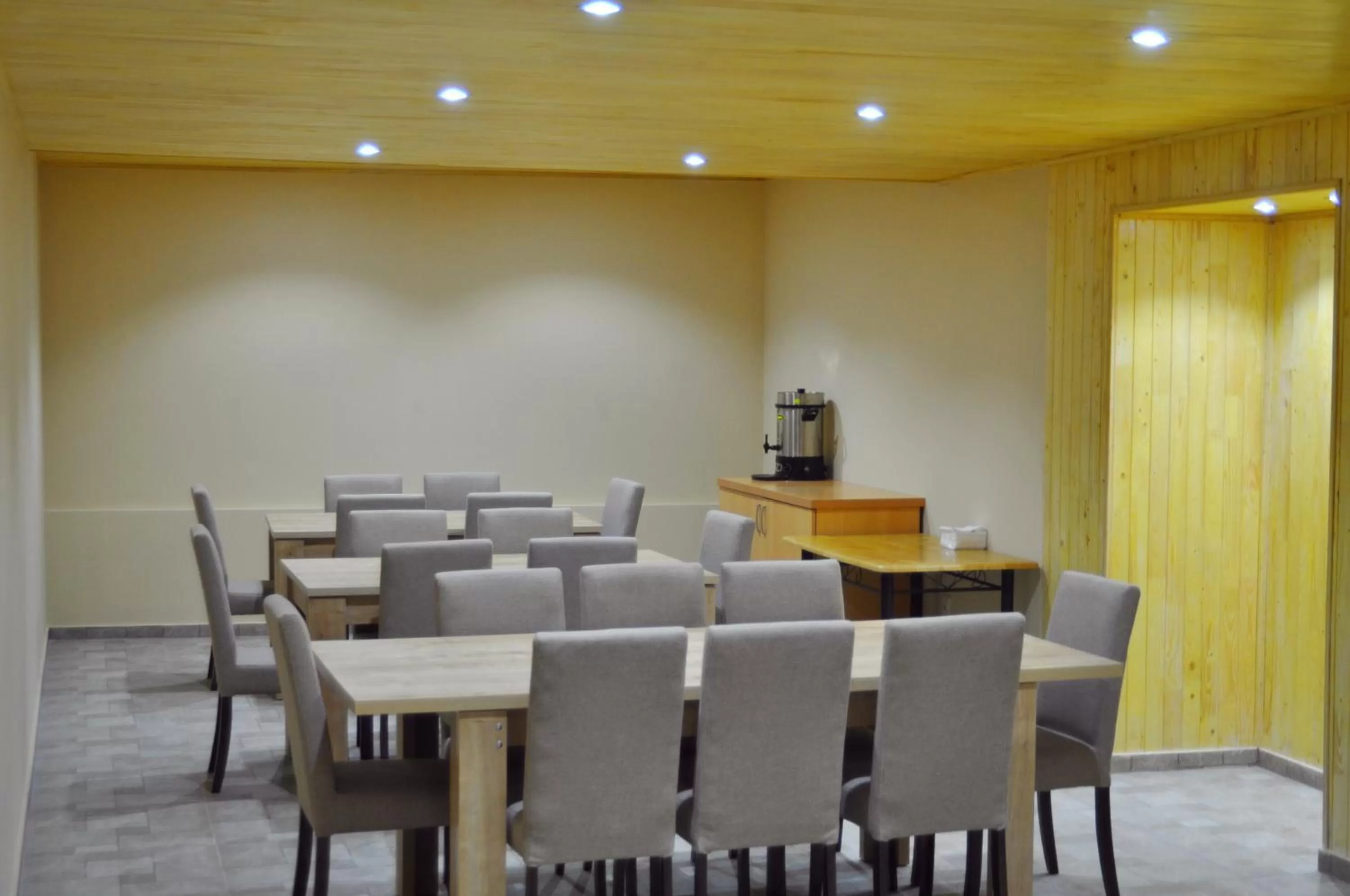 Restaurant/Places to Eat in Nine Hotel