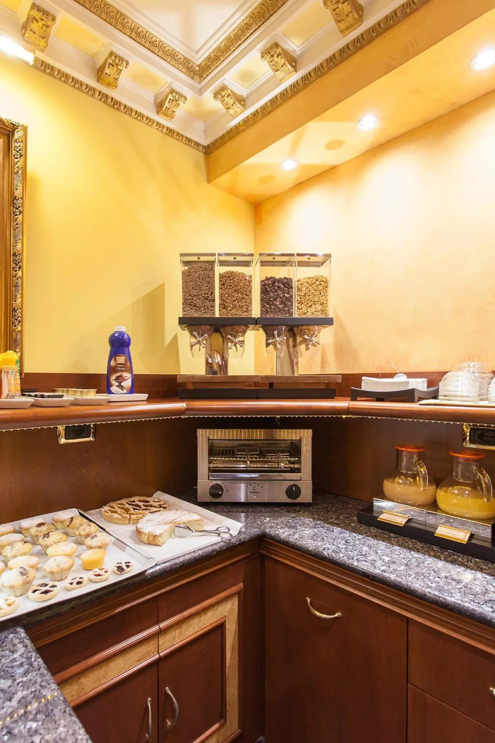 Lounge or bar, Kitchen/Kitchenette in Hotel Manfredi Suite In Rome
