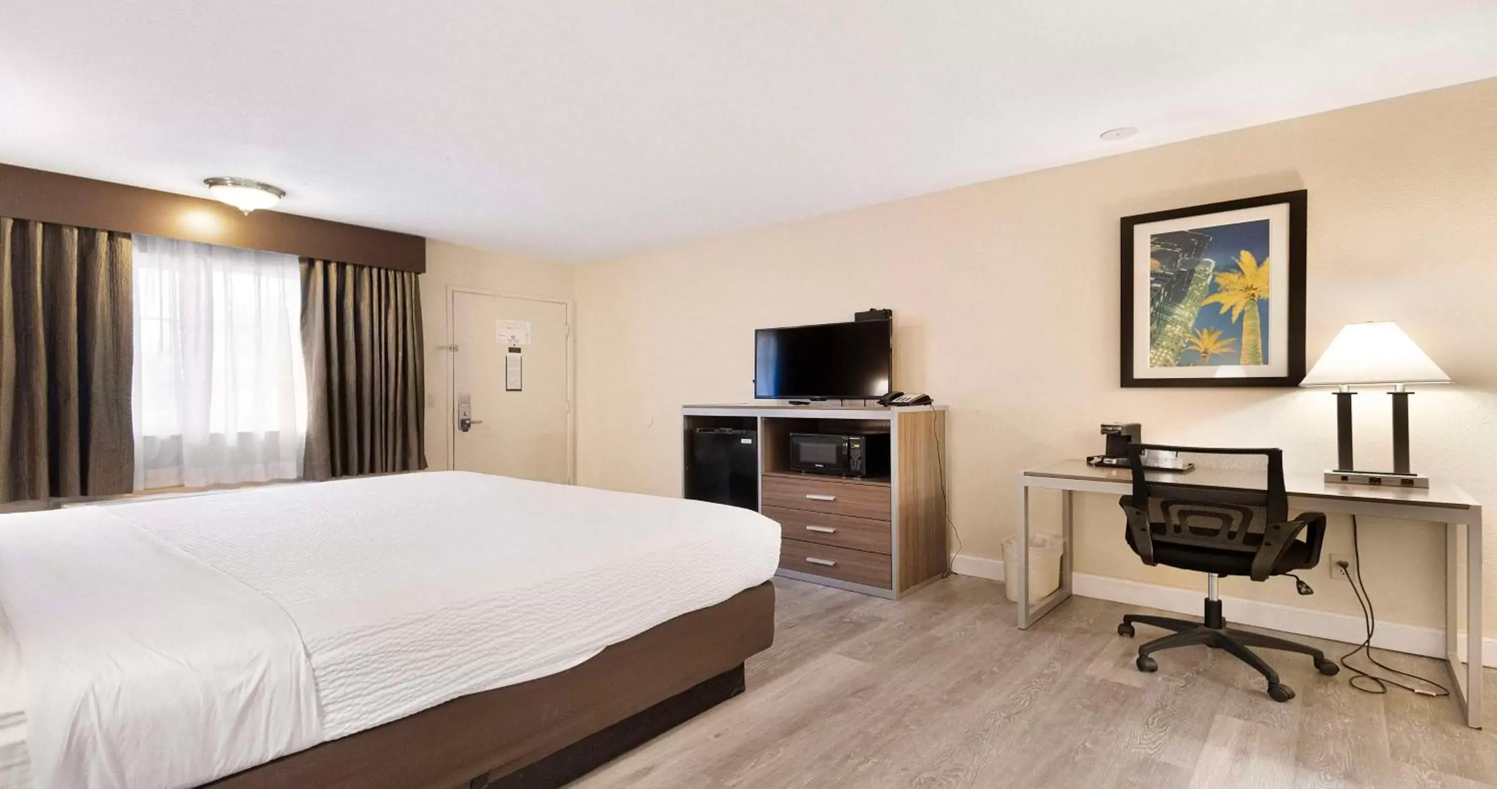 Bedroom, TV/Entertainment Center in SureStay Plus Hotel by Best Western Sacramento North