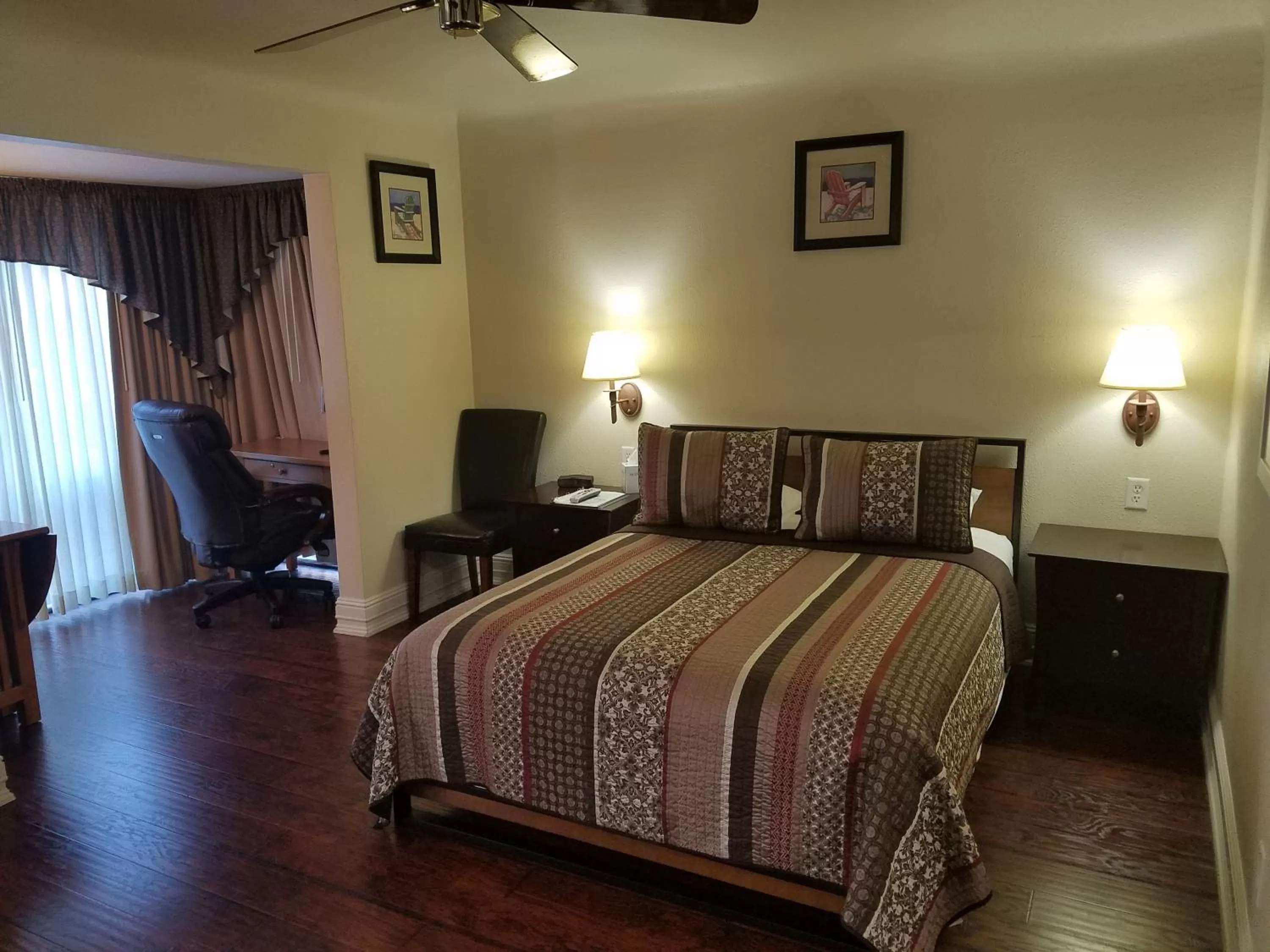 Bed in Los Gatos Garden Inn Hotel