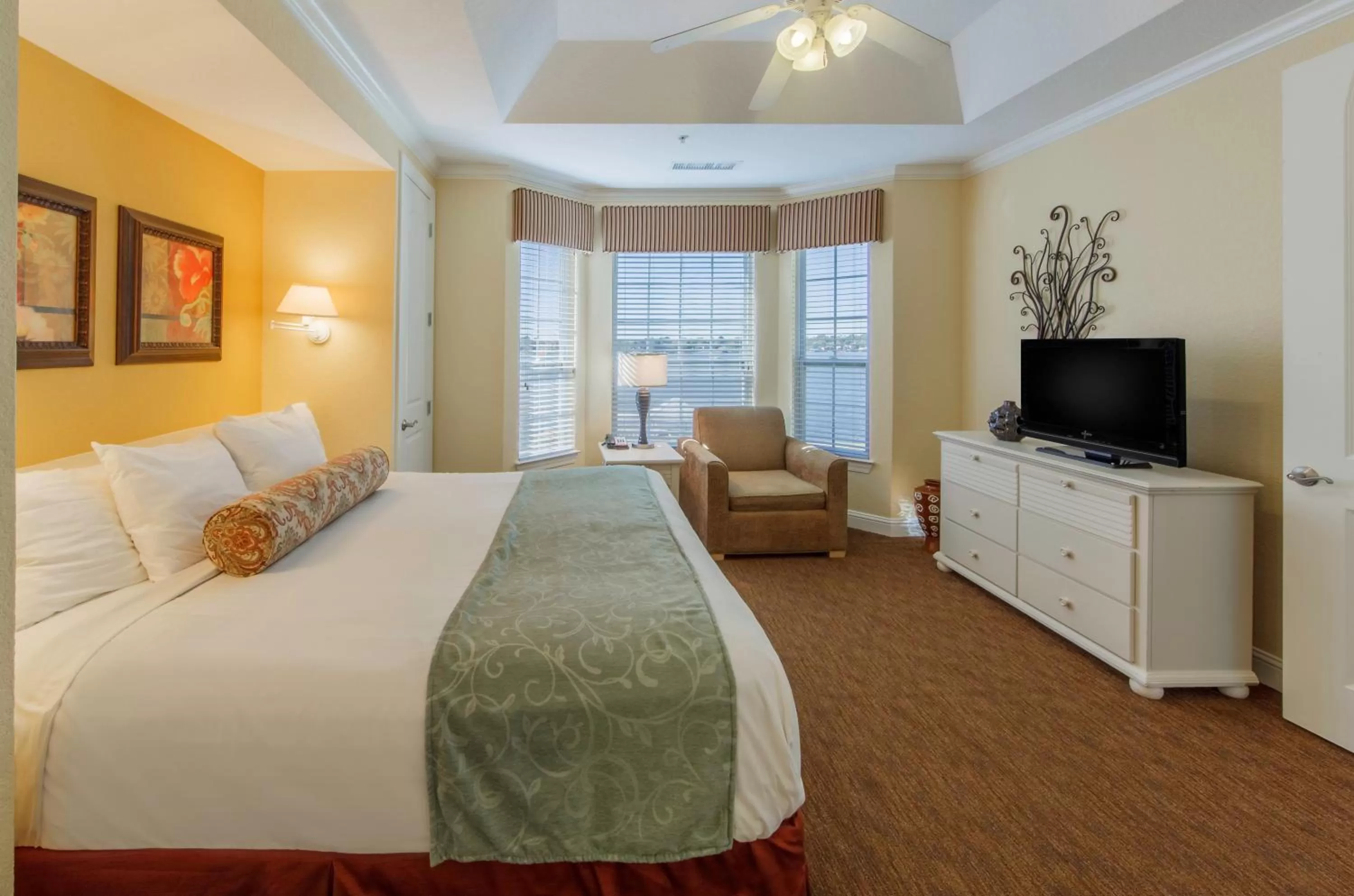 Photo of the whole room, Bed in Holiday Inn Club Vacations Piney Shores Resort at Lake Conroe