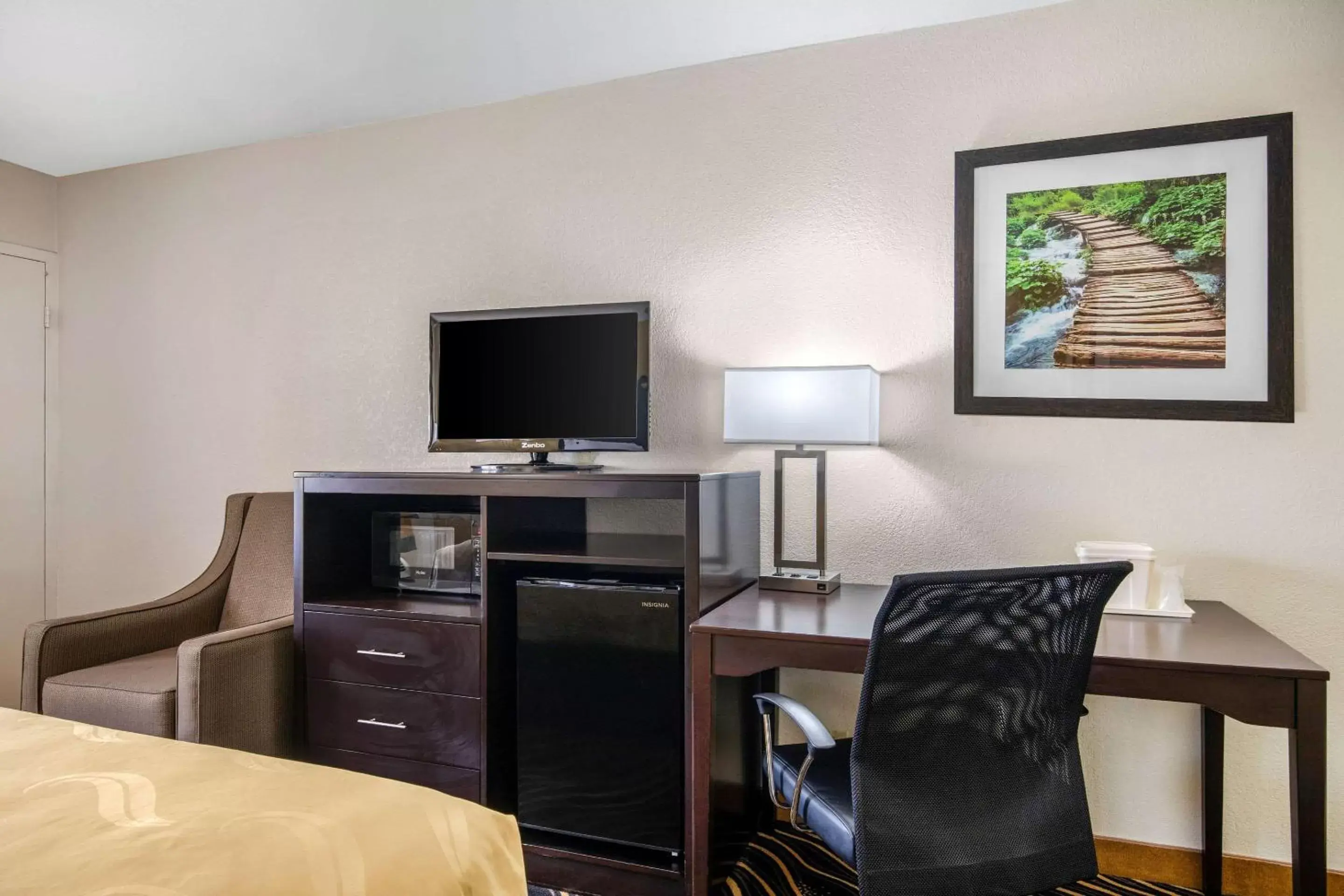Photo of the whole room, TV/Entertainment Center in Quality Inn West Fort Worth