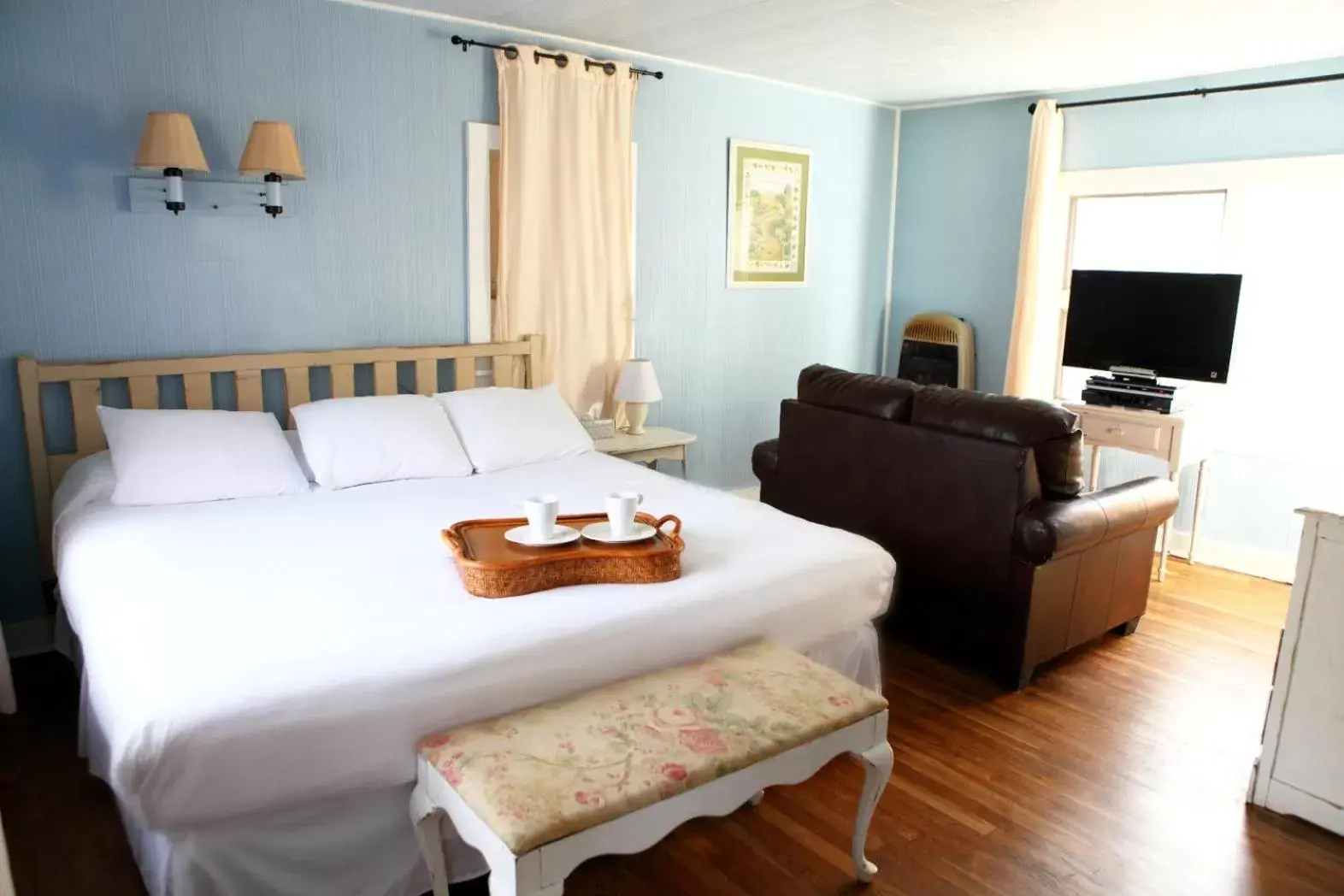 Photo of the whole room, Bed in The Pines Cottages