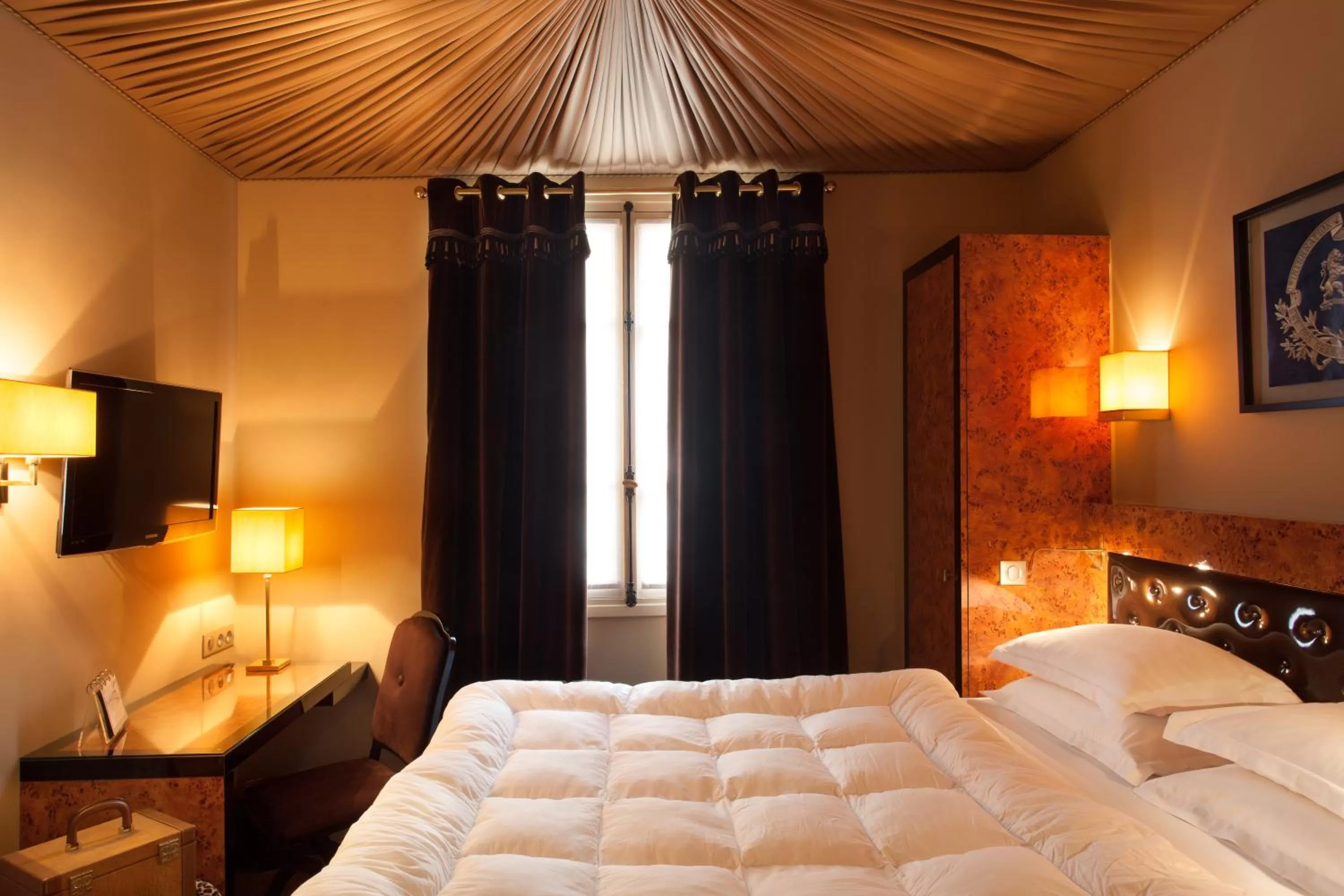 TV and multimedia, Bed in Petit Madeleine Hôtel