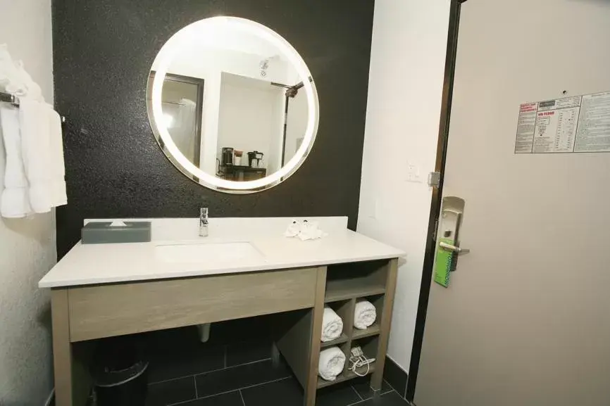Bathroom in La Quinta by Wyndham Des Moines West Clive