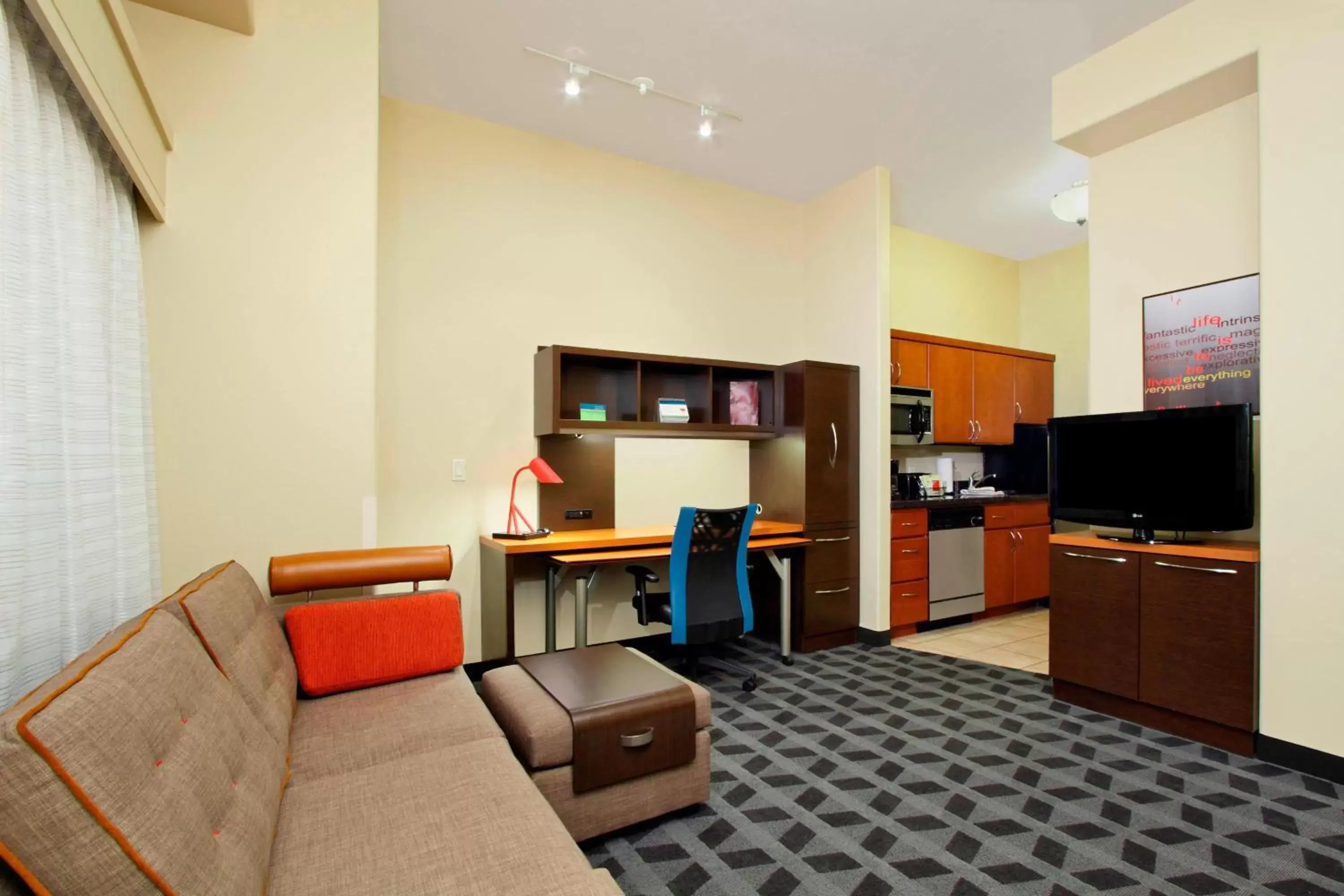 Bedroom, TV/Entertainment Center in TownePlace Suites St. George