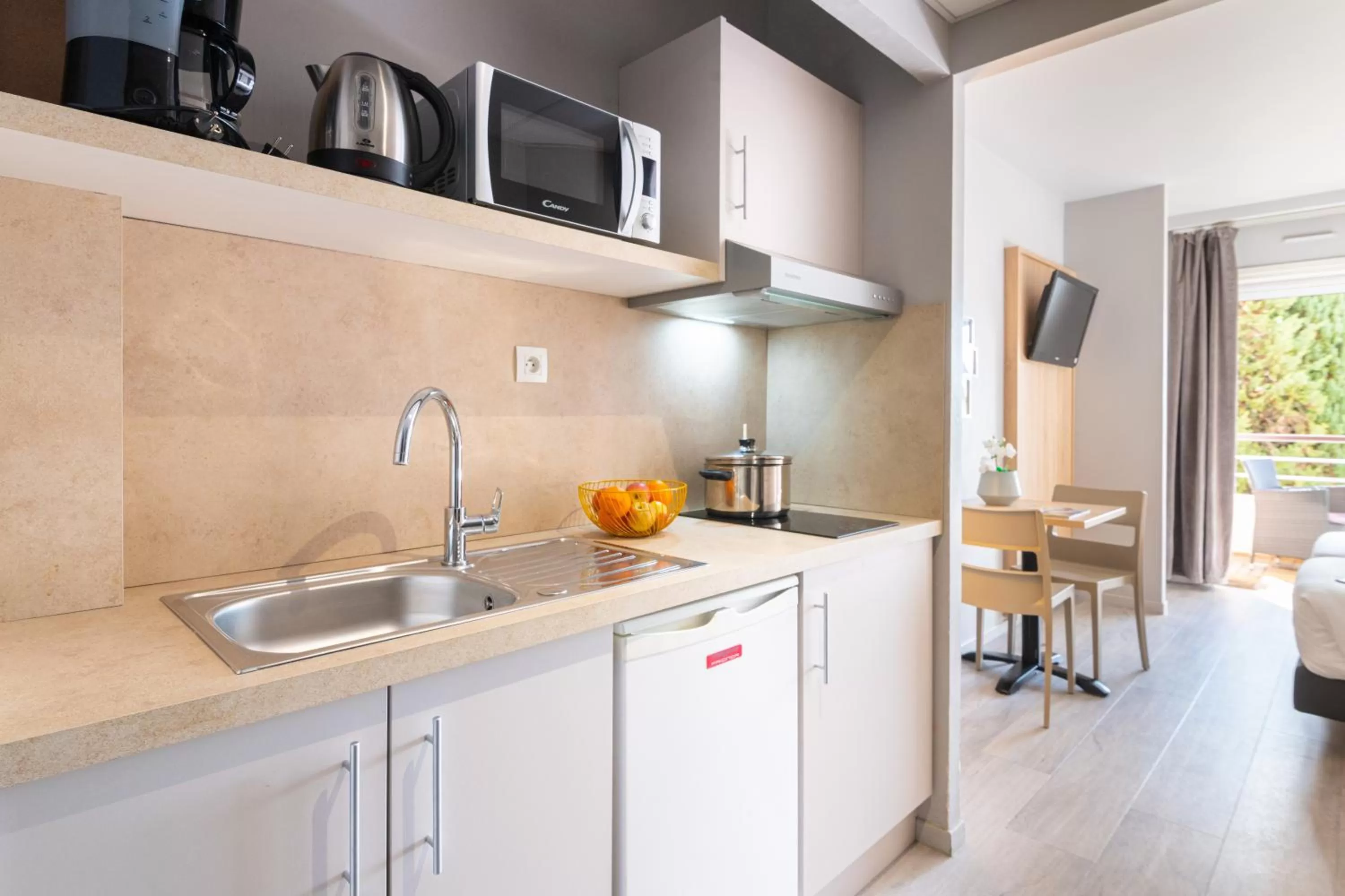 Kitchen or kitchenette in Zenitude Hôtel-Résidences Le Cannet
