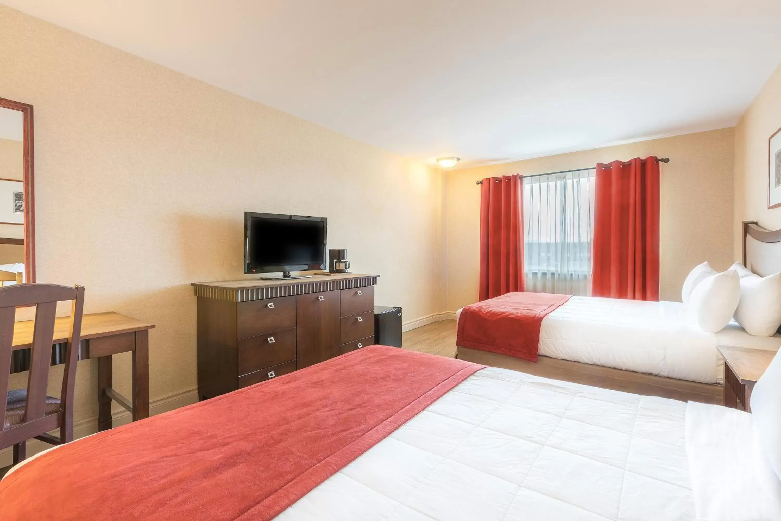 Shower, Bed in Hotel Ambassadeur et Suites Shower, Bed in Hotel Ambassadeur et Suites