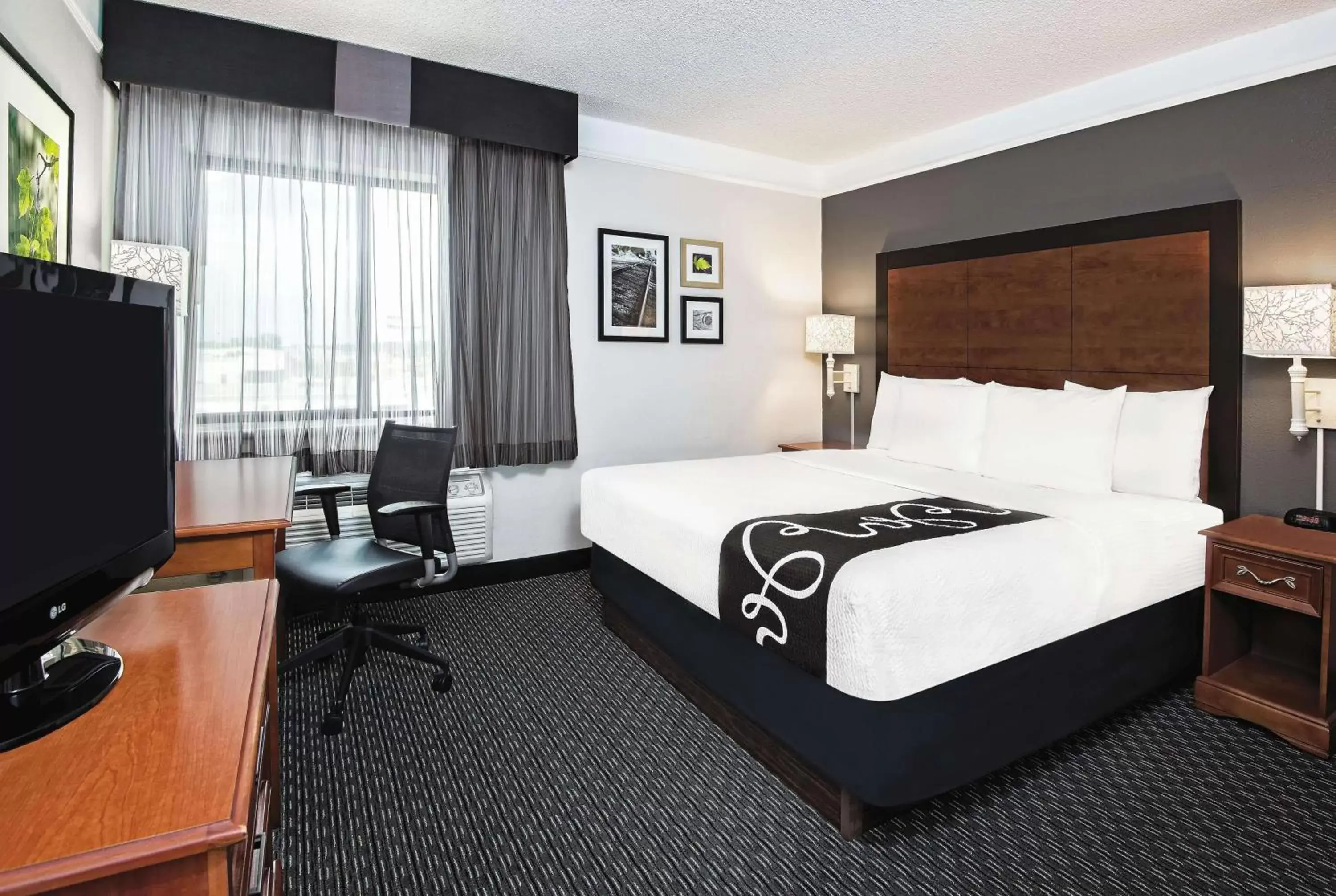 Photo of the whole room, Bed in La Quinta Inn & Suites by Wyndham San Antonio Riverwalk