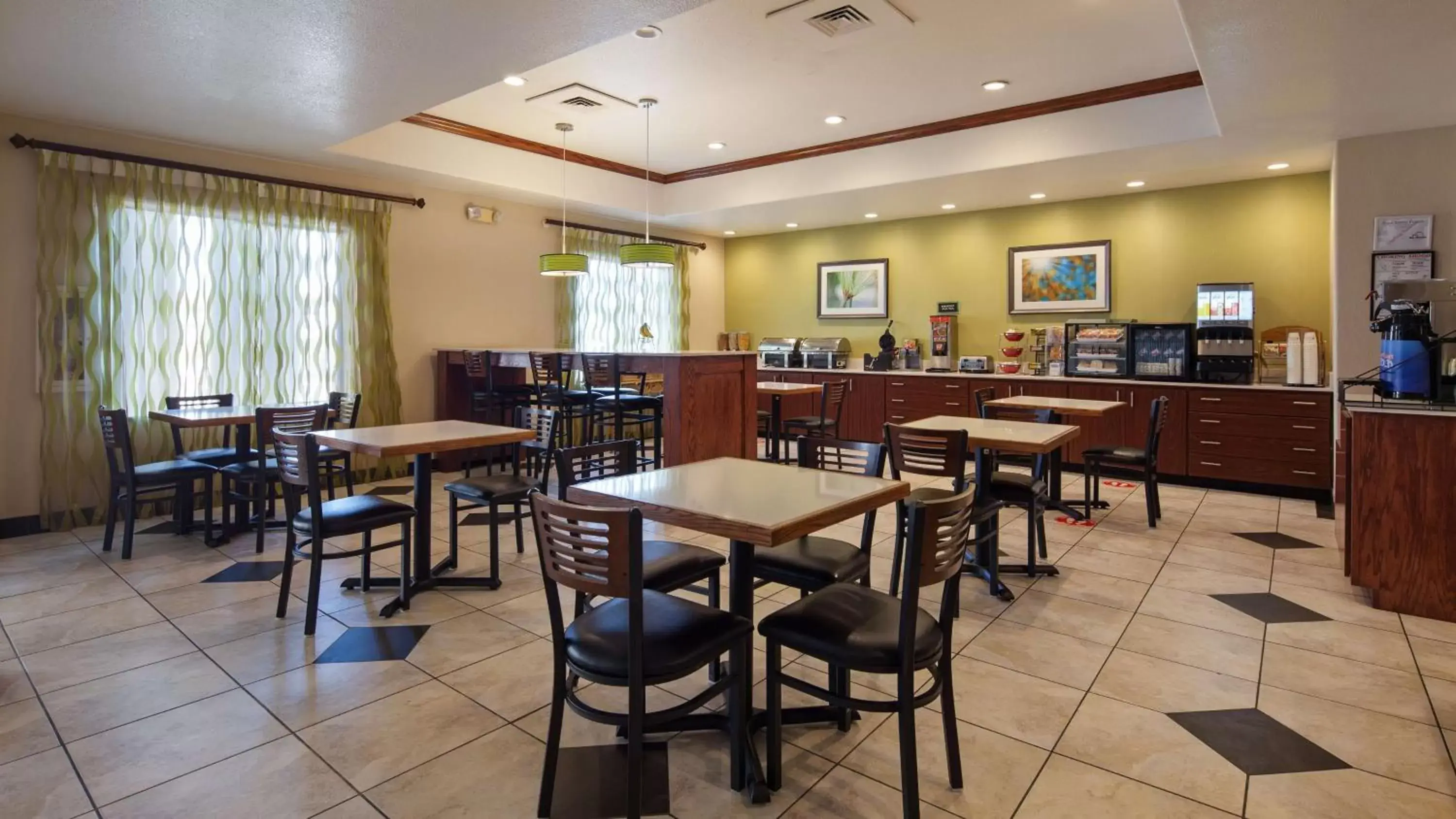 Breakfast, Restaurant/Places to Eat in Best Western Palace Inn & Suites