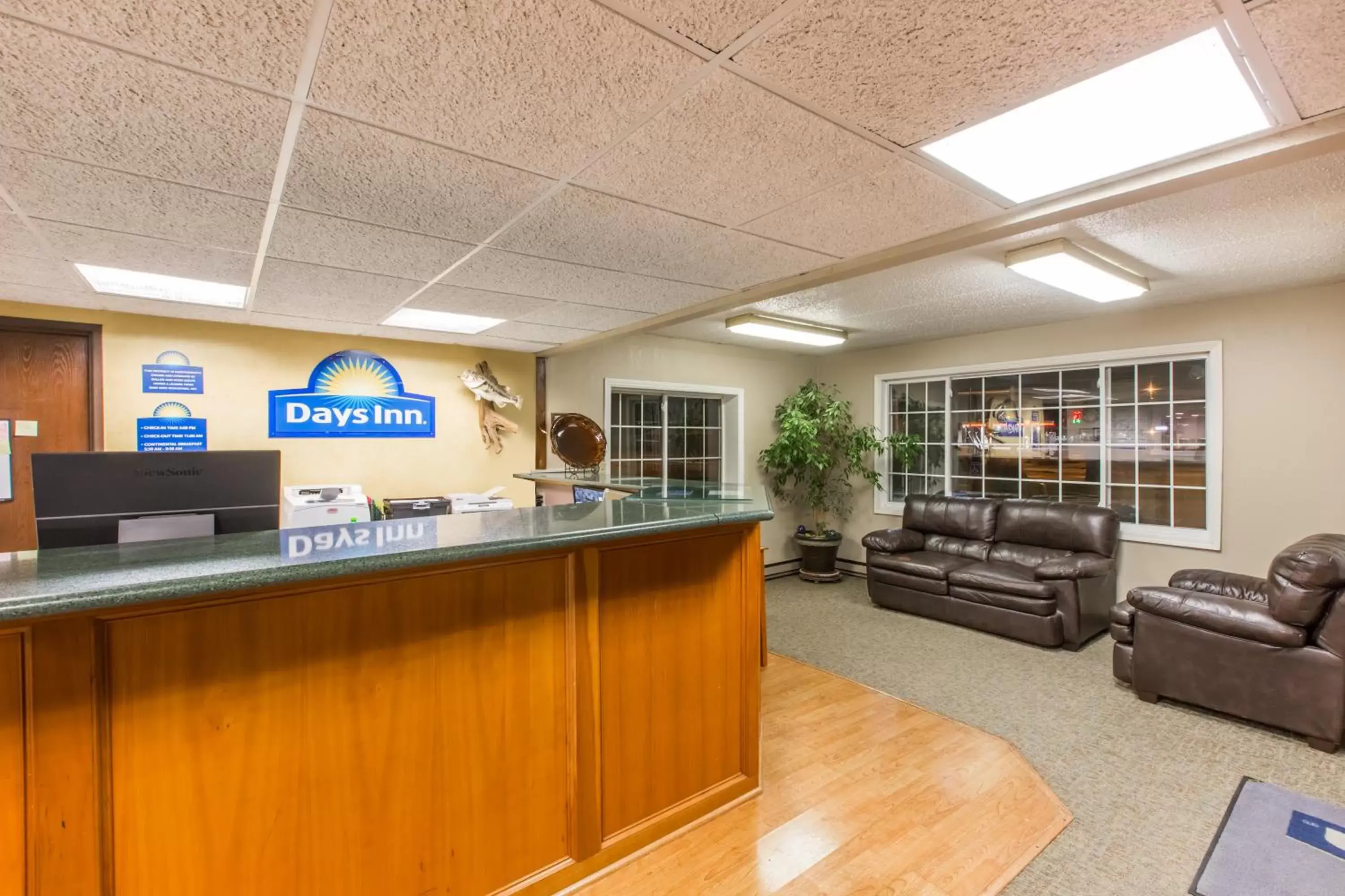 Lobby/Reception in Days Inn by Wyndham Pierre