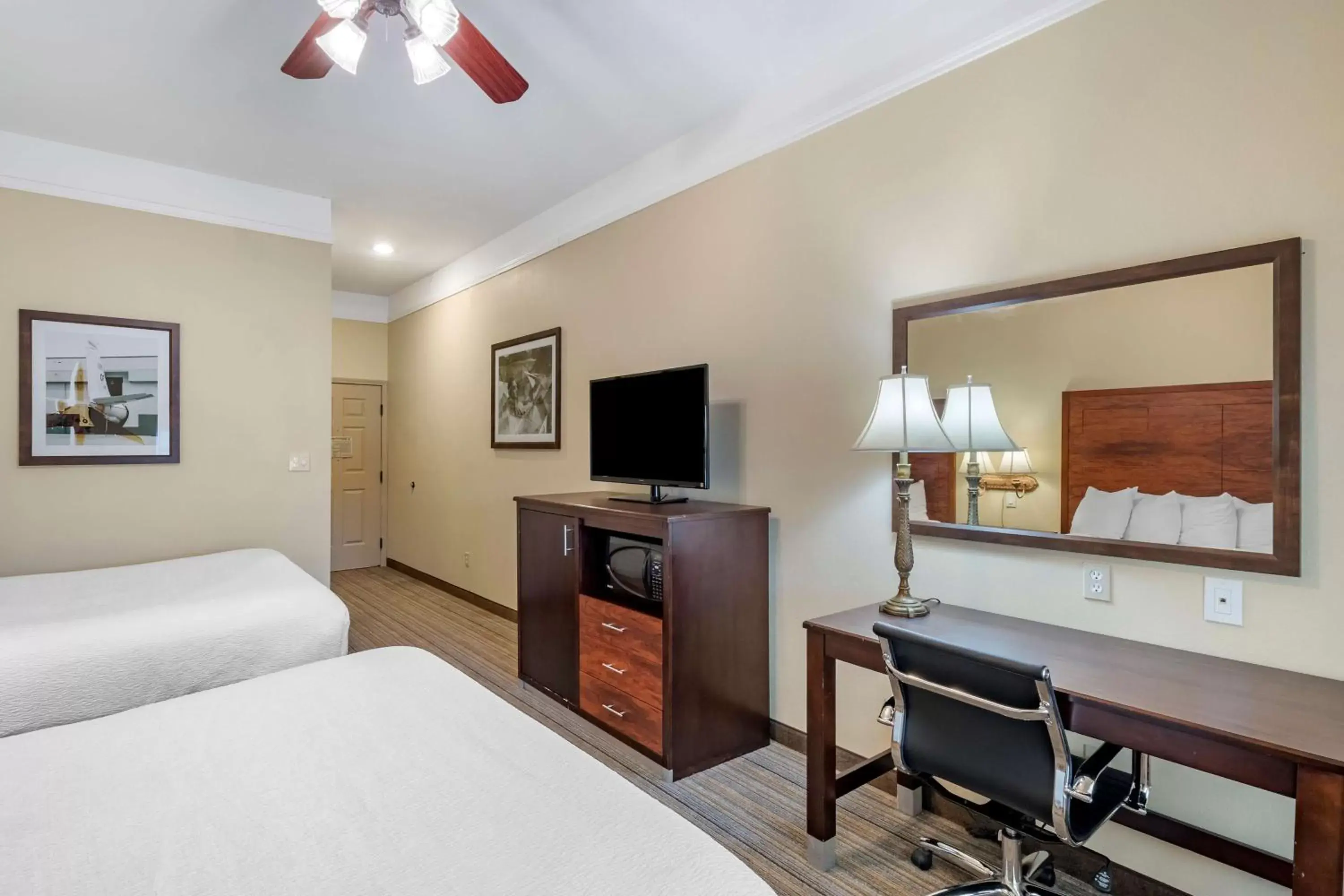 Bedroom, TV/Entertainment Center in BEST WESTERN PLUS Monica Royale Inn & Suites