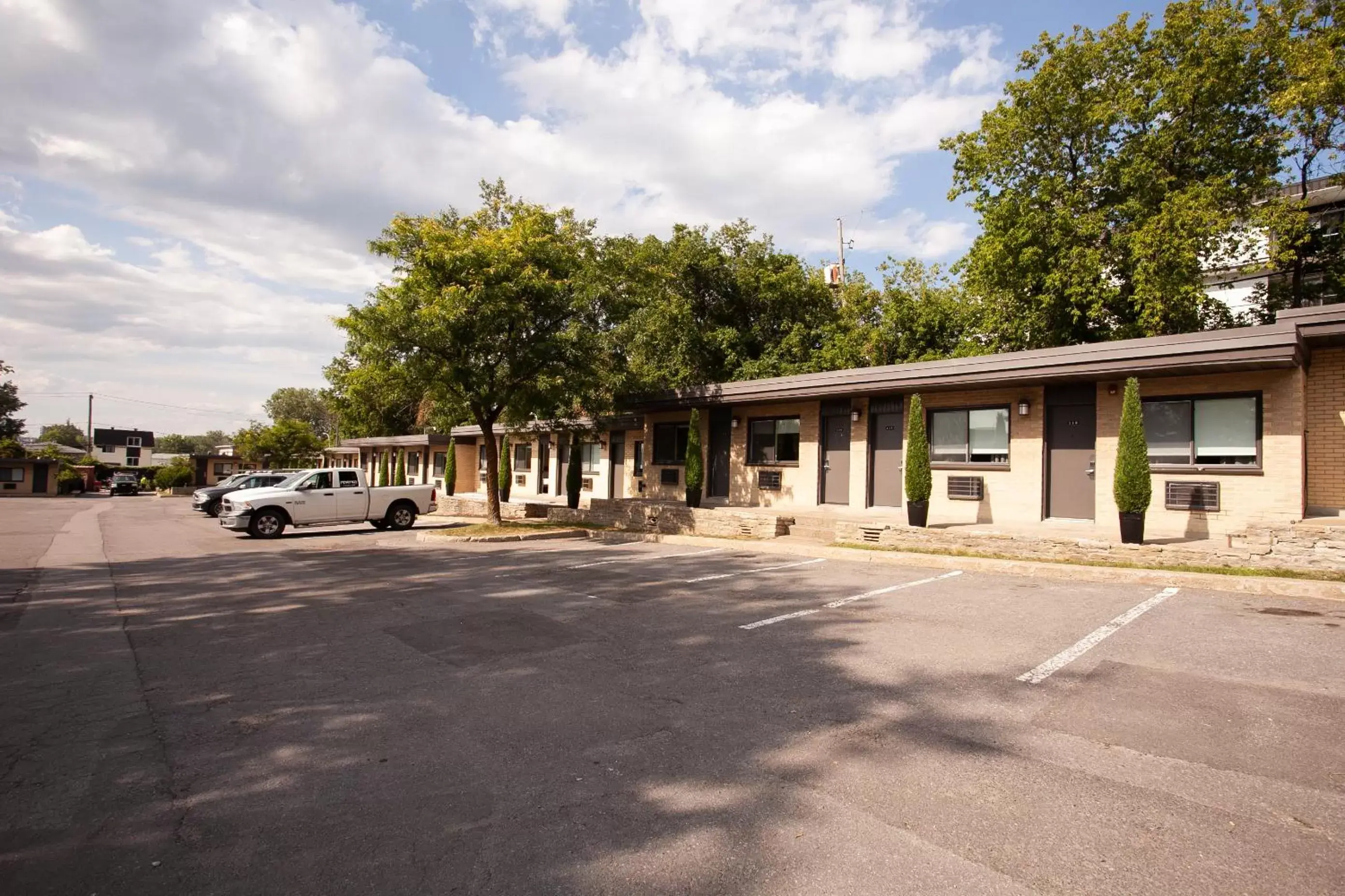 Property Building in Motel Newstar Laval