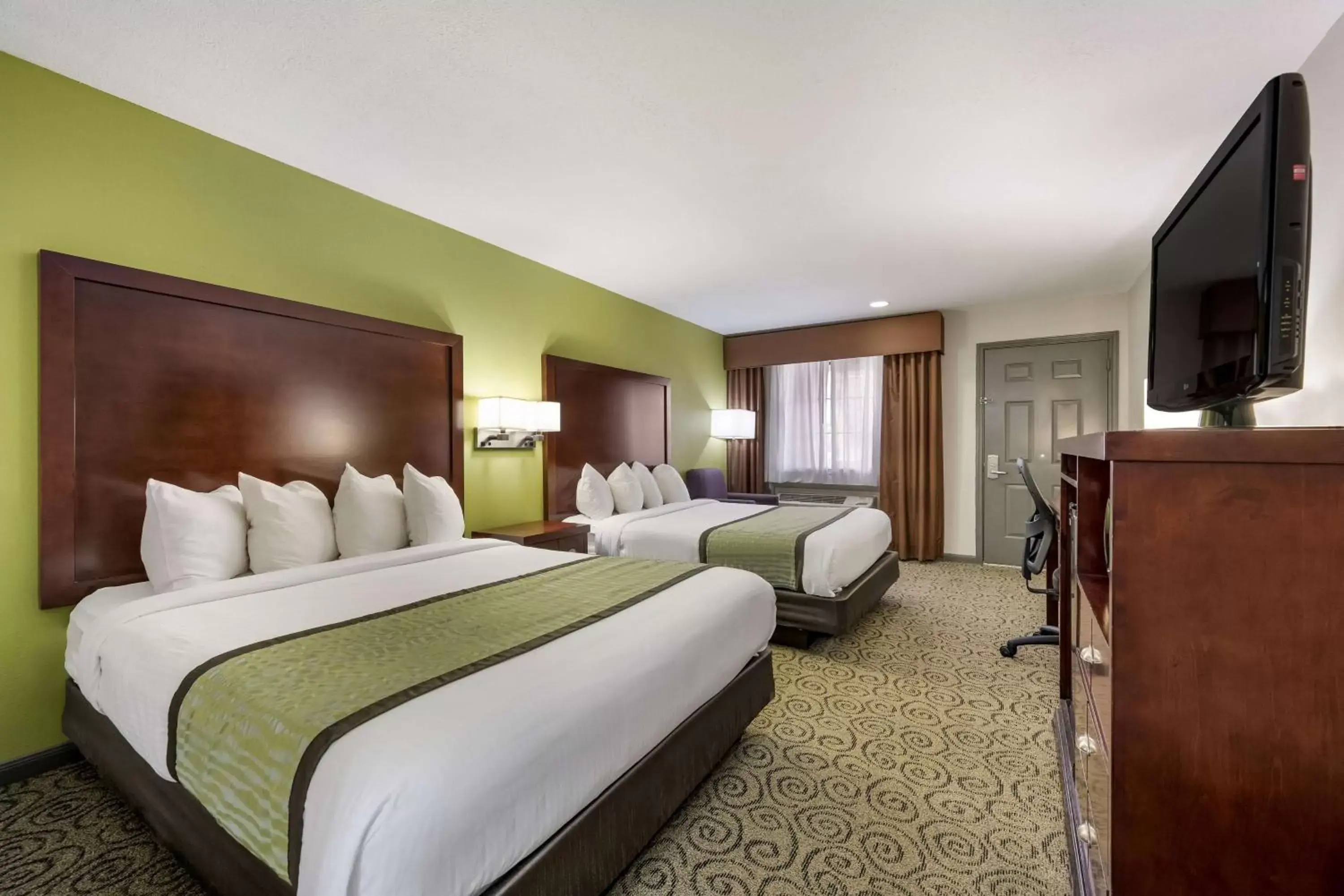 Bedroom, Bed in SureStay Hotel by Best Western Deer Park