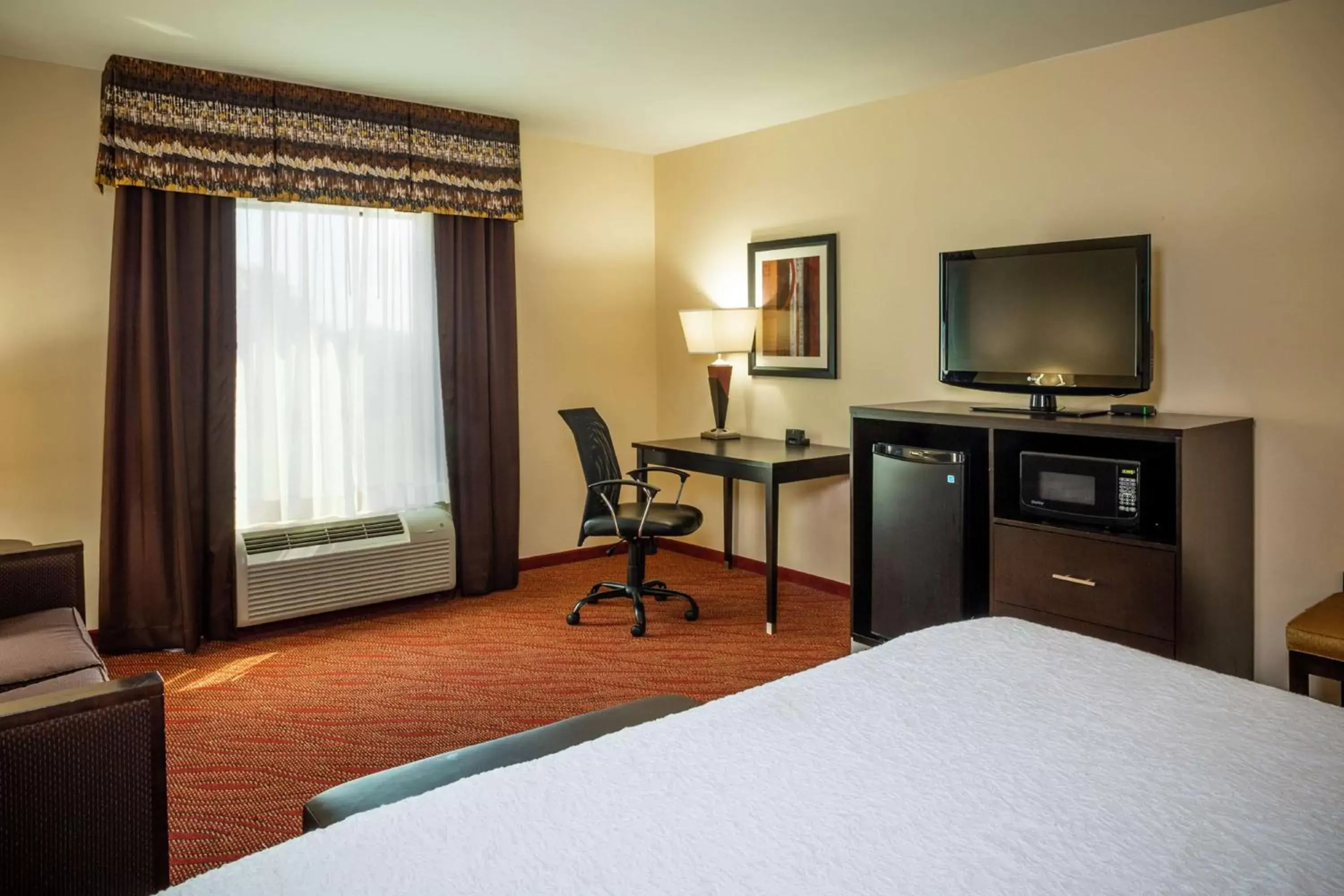 Bedroom, TV/Entertainment Center in Hampton Inn Limerick