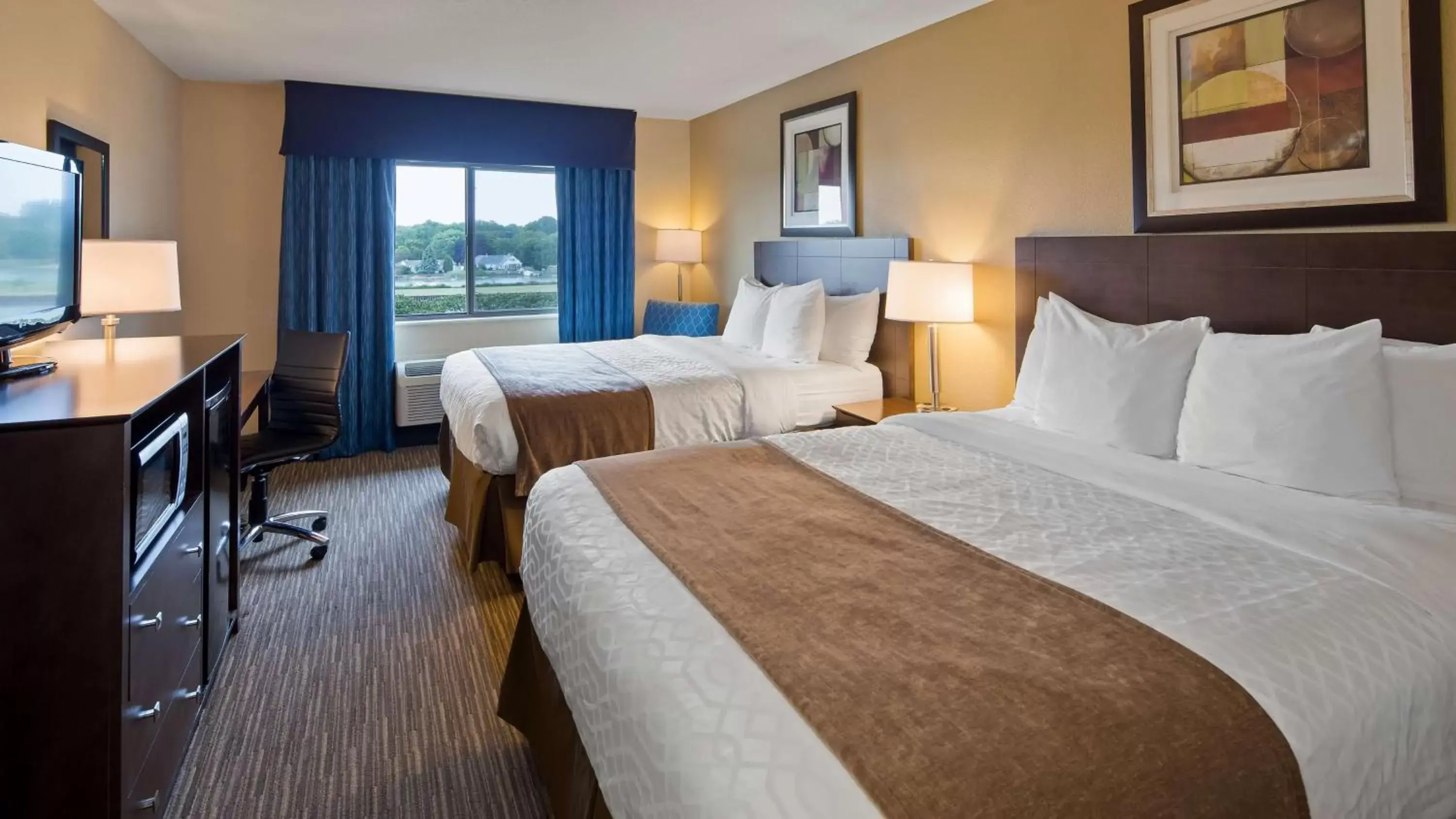 Photo of the whole room, Bed in Best Western Port Huron Blue Water Bridge