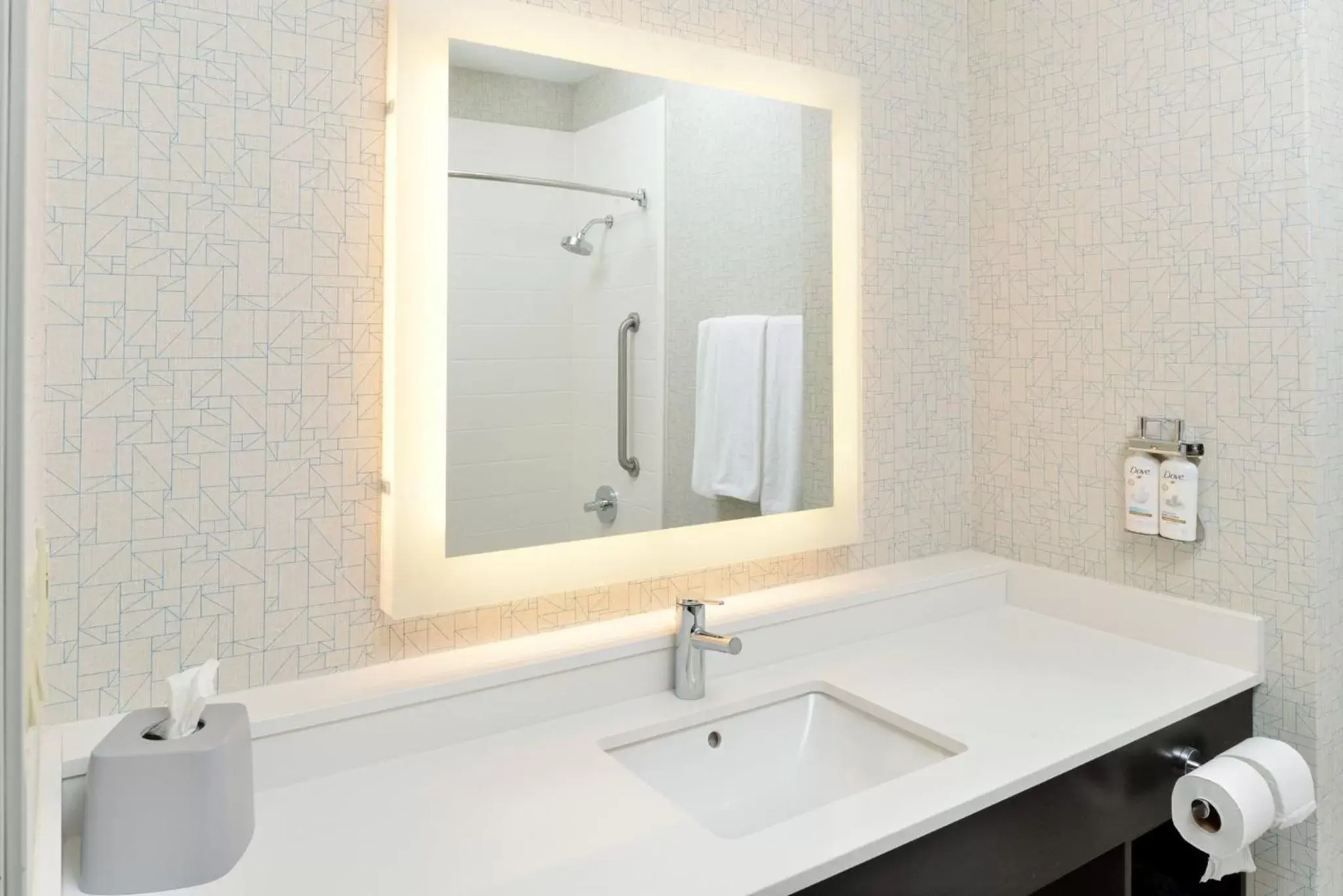 Suite with Mobility Accessible Tub - Non-Smoking in Holiday Inn Express Hotel & Suites Carthage, an IHG Hotel
