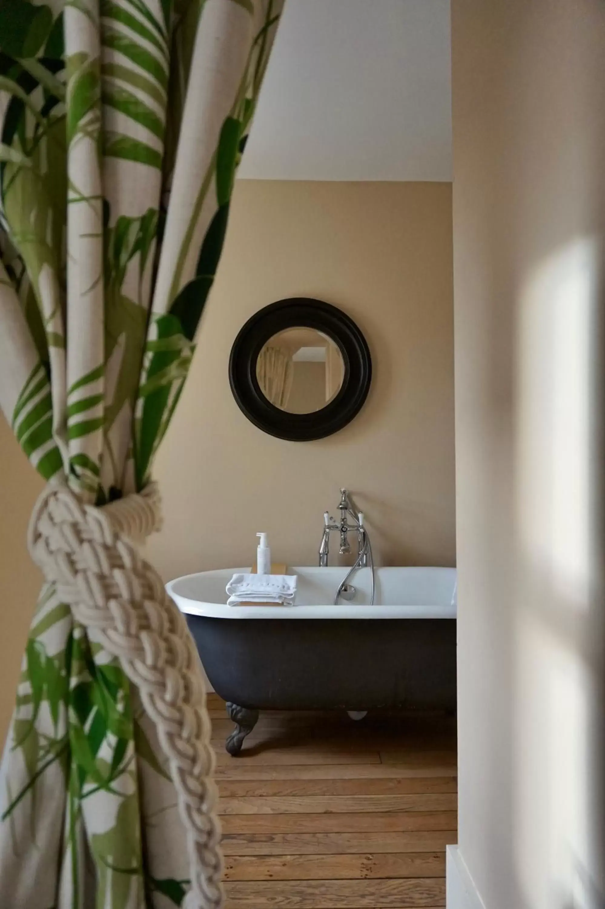 Double Room With Roll Top Bath in The Derby Arms Double Room With Roll Top Bath in The Derby Arms