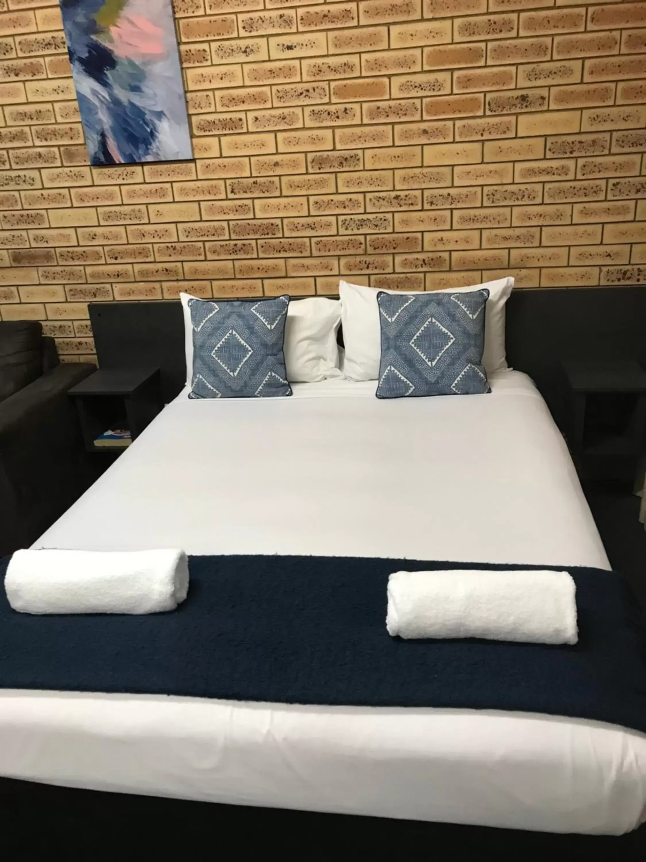 Bed in Blue Violet Motor Inn