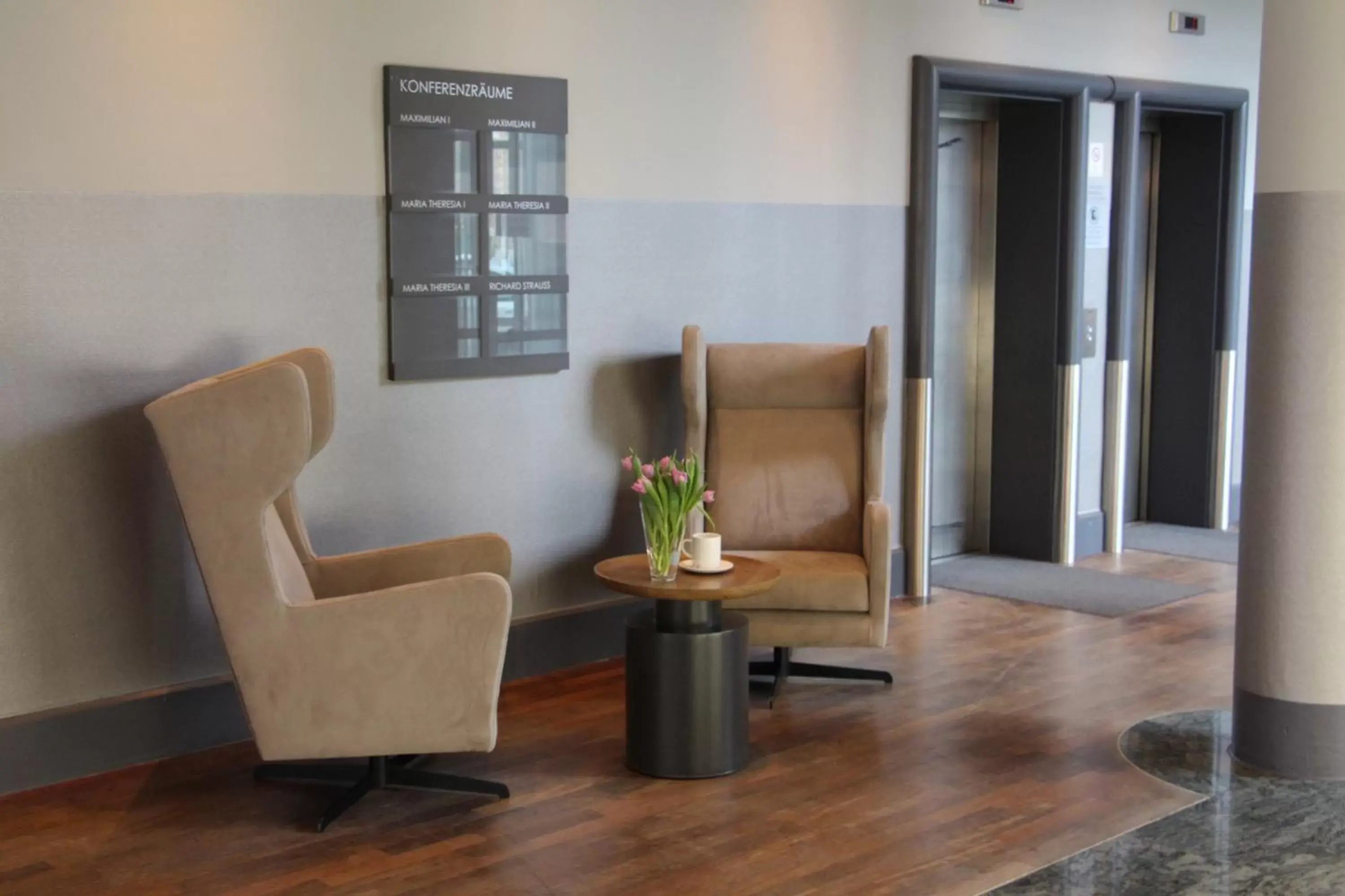 Lobby or reception, Seating Area in SCOTTY & PAUL Hotel Deggendorf
